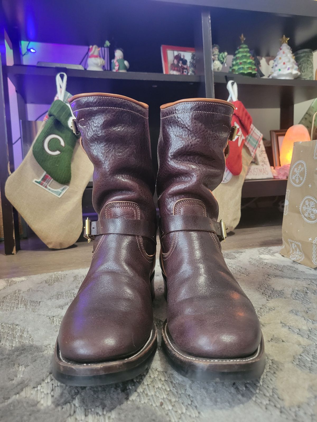 Photo by giraffchen on December 5, 2025 of the Unsung U 22-2 Engineer Boot in Horween Dark Brown Aspen Steerhide.