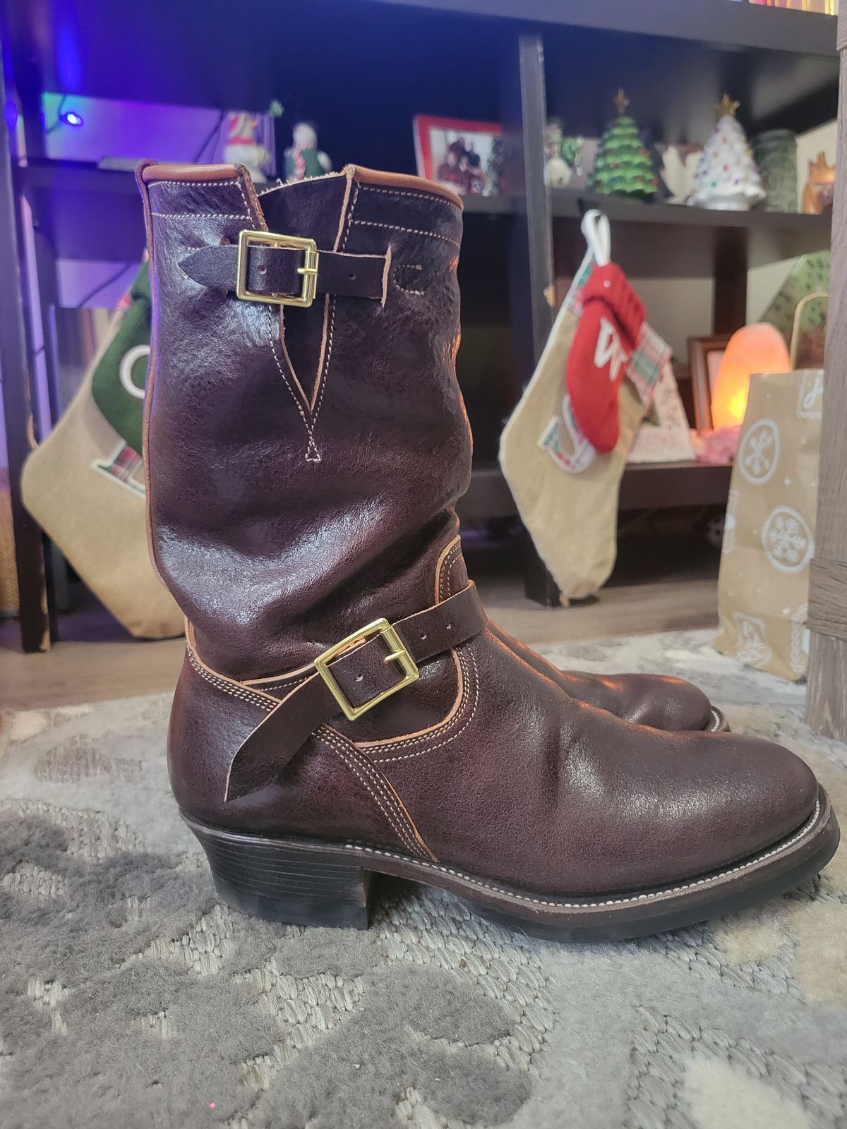 Photo by giraffchen on December 5, 2025 of the Unsung U 22-2 Engineer Boot in Horween Dark Brown Aspen Steerhide.