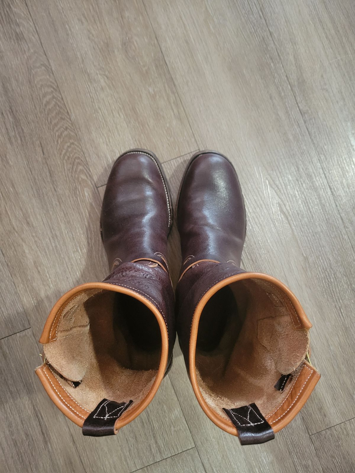 Photo by giraffchen on December 5, 2025 of the Unsung U 22-2 Engineer Boot in Horween Dark Brown Aspen Steerhide.