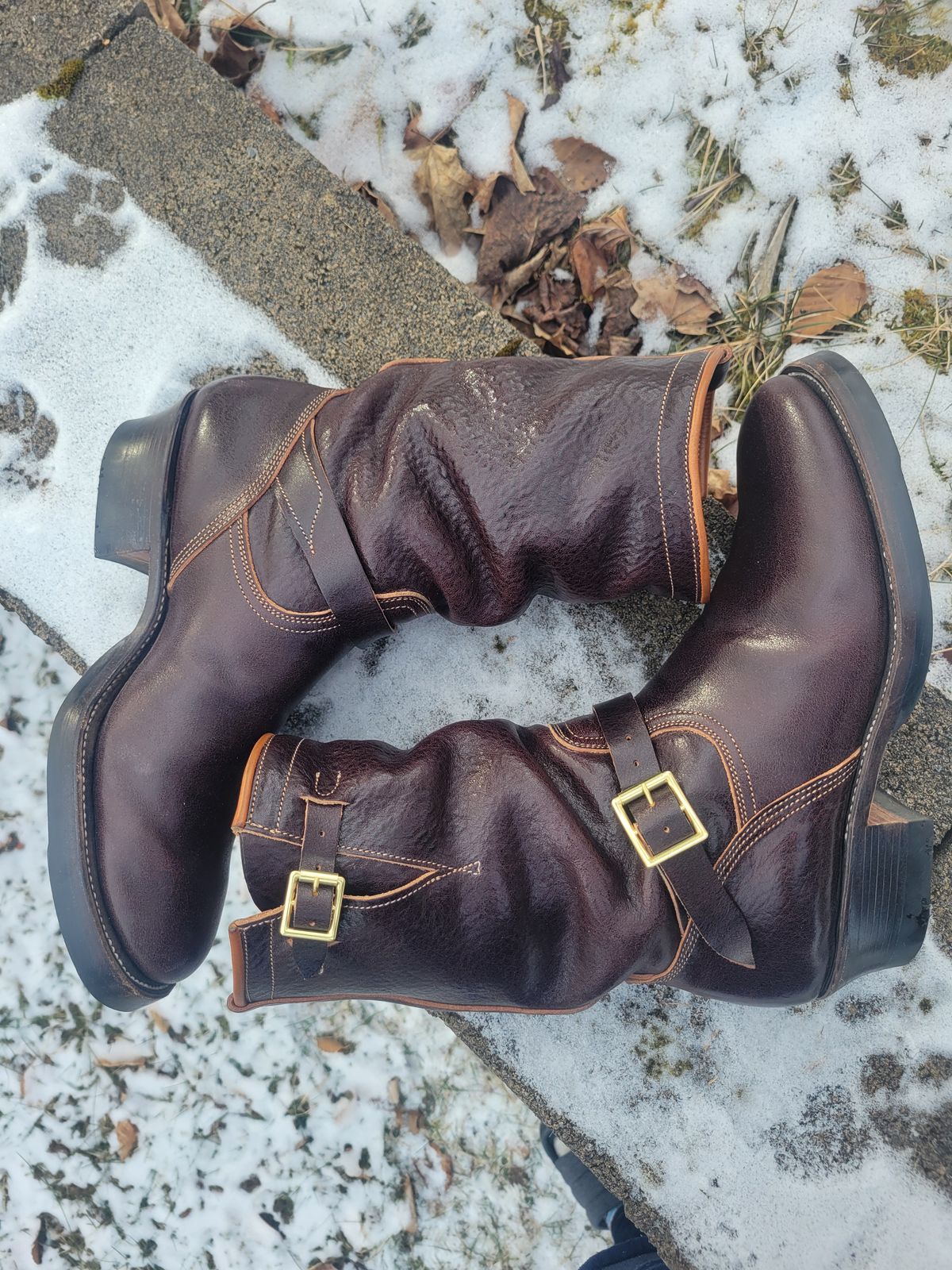Photo by giraffchen on January 29, 2026 of the Unsung U 22-2 Engineer Boot in Horween Dark Brown Aspen Steerhide.