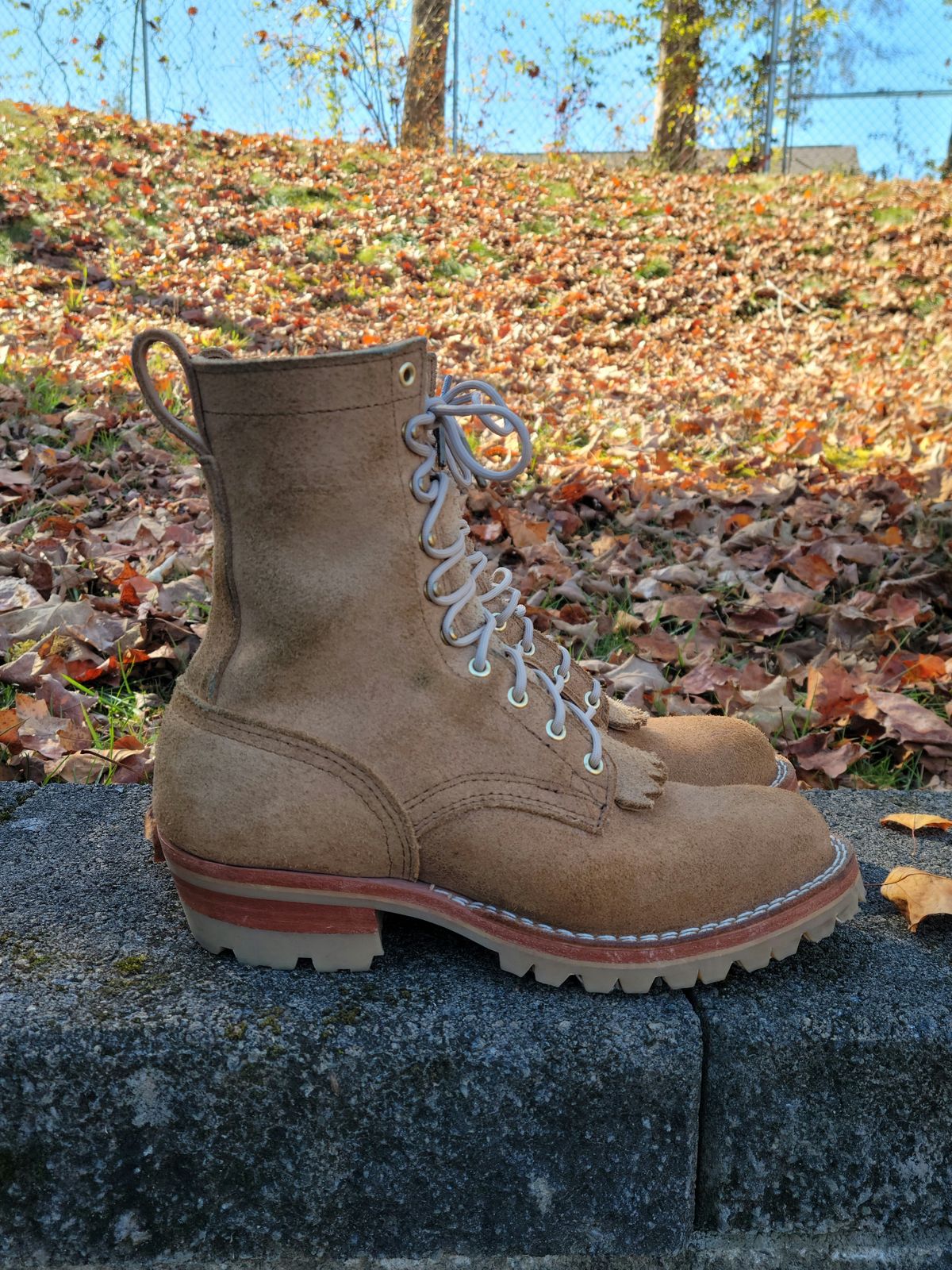 Photo by giraffchen on November 4, 2023 of the Nicks DomePro in Seidel 1964 Tan Roughout.