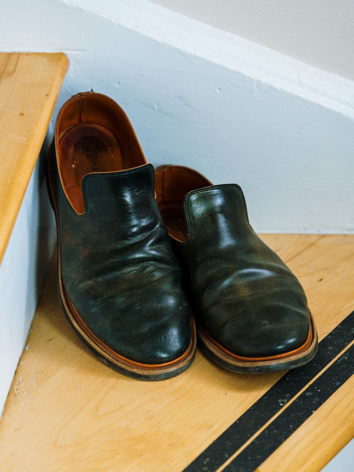 Photo by amvoith on March 4, 2023 of the Viberg Slipper in Horween Black Scuffed Shell Cordovan.
