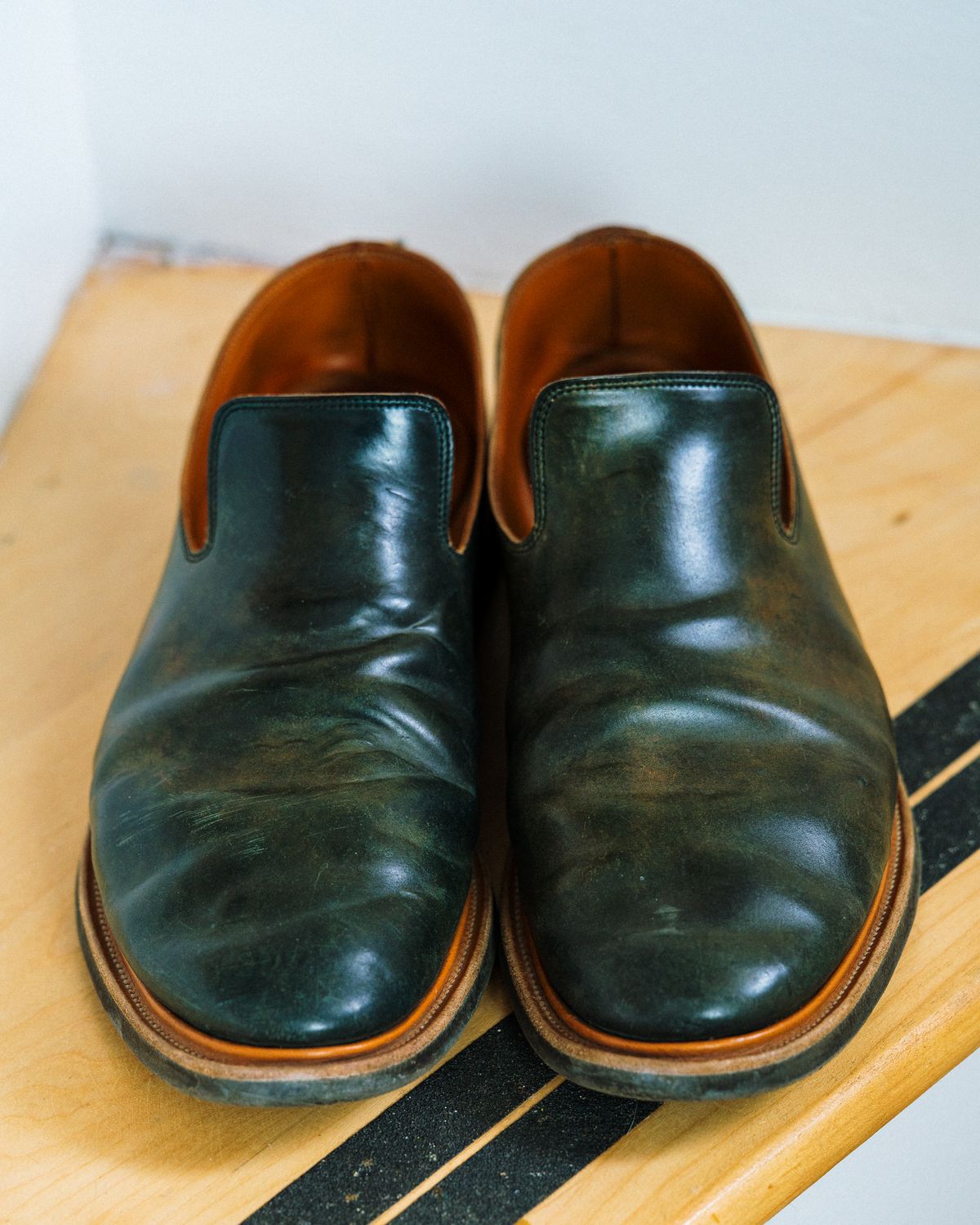 Photo by amvoith on March 4, 2023 of the Viberg Slipper in Horween Black Scuffed Shell Cordovan.