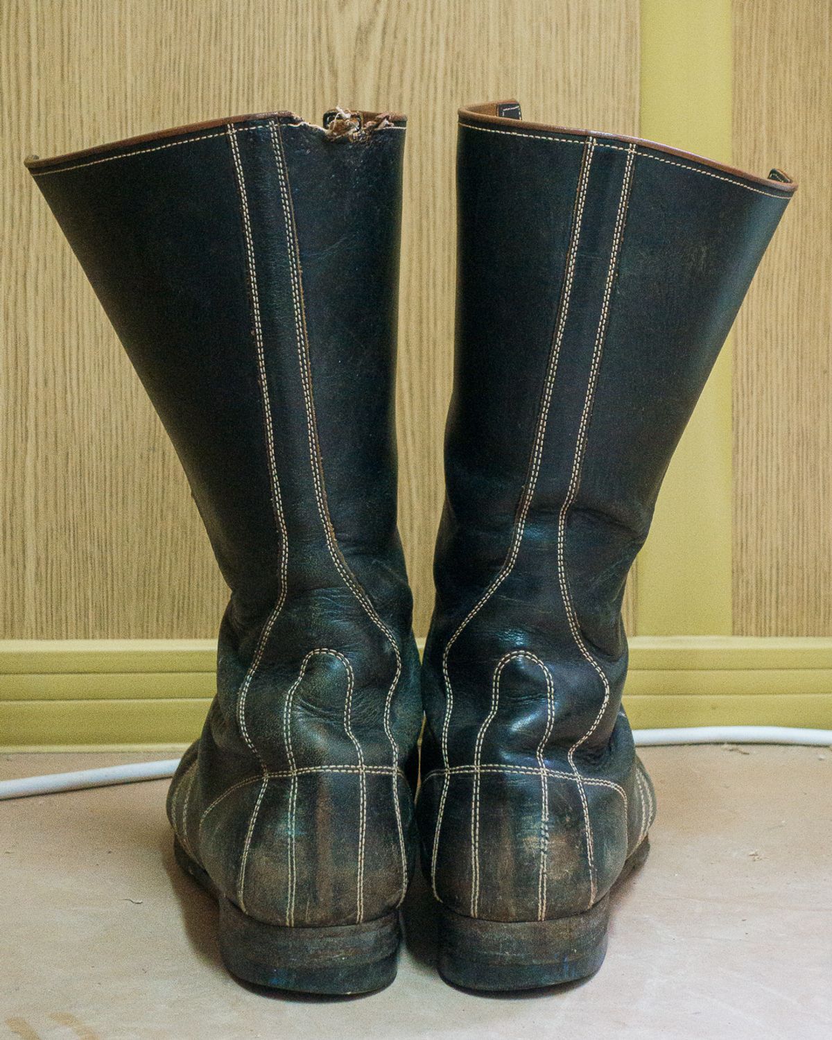 Photo by amvoith on October 5, 2025 of the Clinch Hi-Liner in Wickett & Craig Black-Overdyed Latigo.