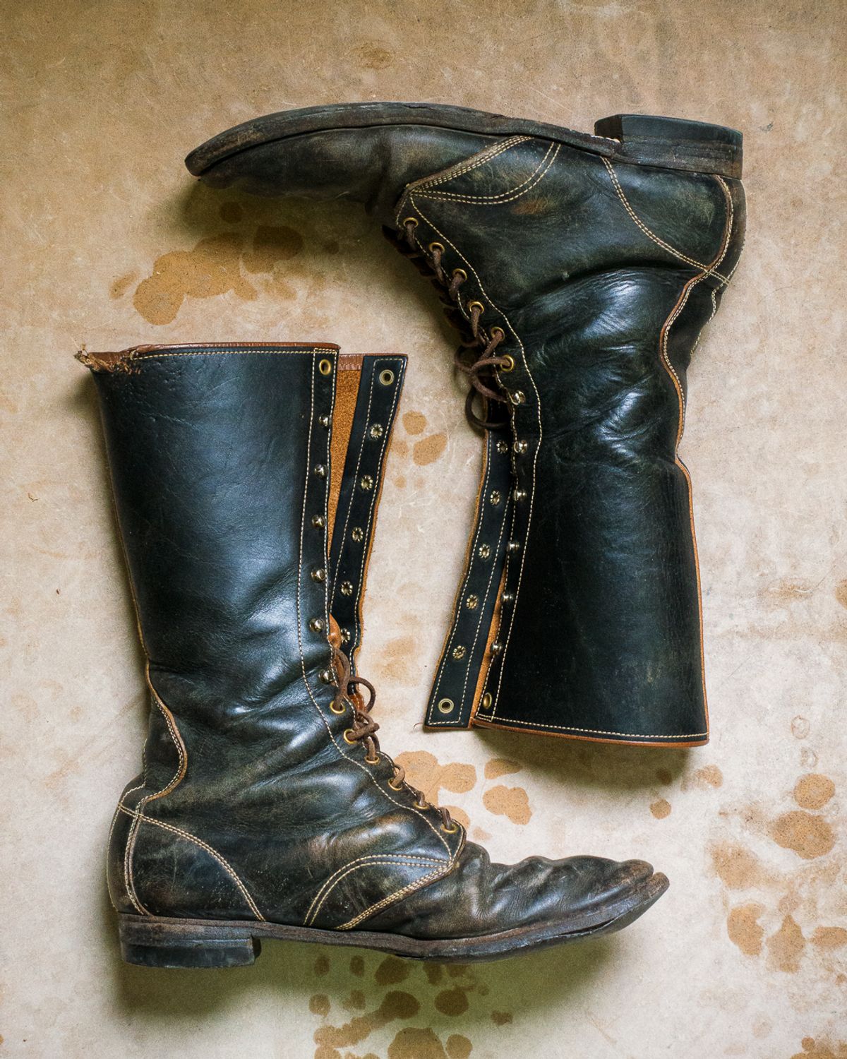 Photo by amvoith on October 5, 2025 of the Clinch Hi-Liner in Wickett & Craig Black-Overdyed Latigo.