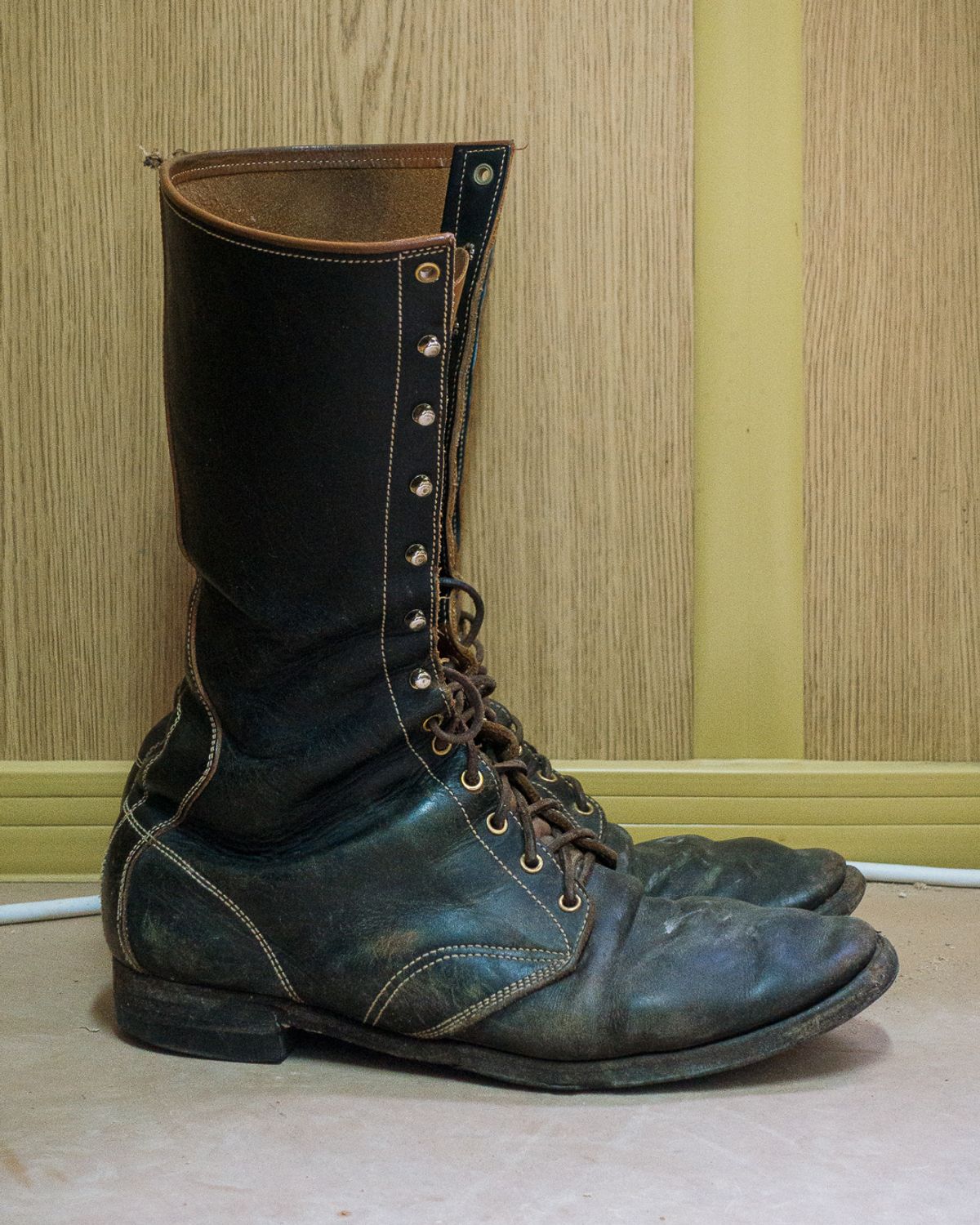 Photo by amvoith on October 5, 2025 of the Clinch Hi-Liner in Wickett & Craig Black-Overdyed Latigo.