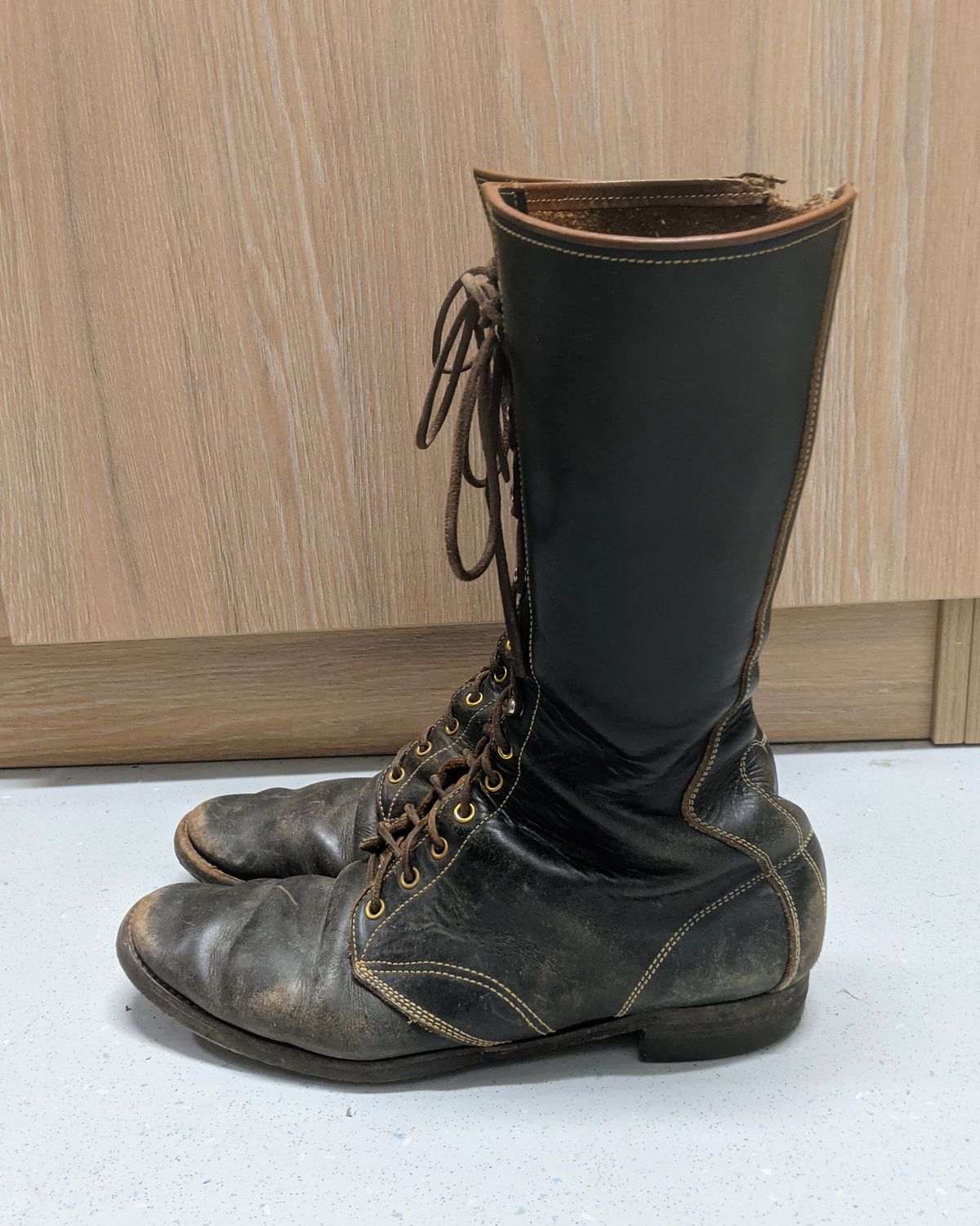 Photo by amvoith on November 1, 2025 of the Clinch Hi-Liner in Wickett & Craig Black-Overdyed Latigo.