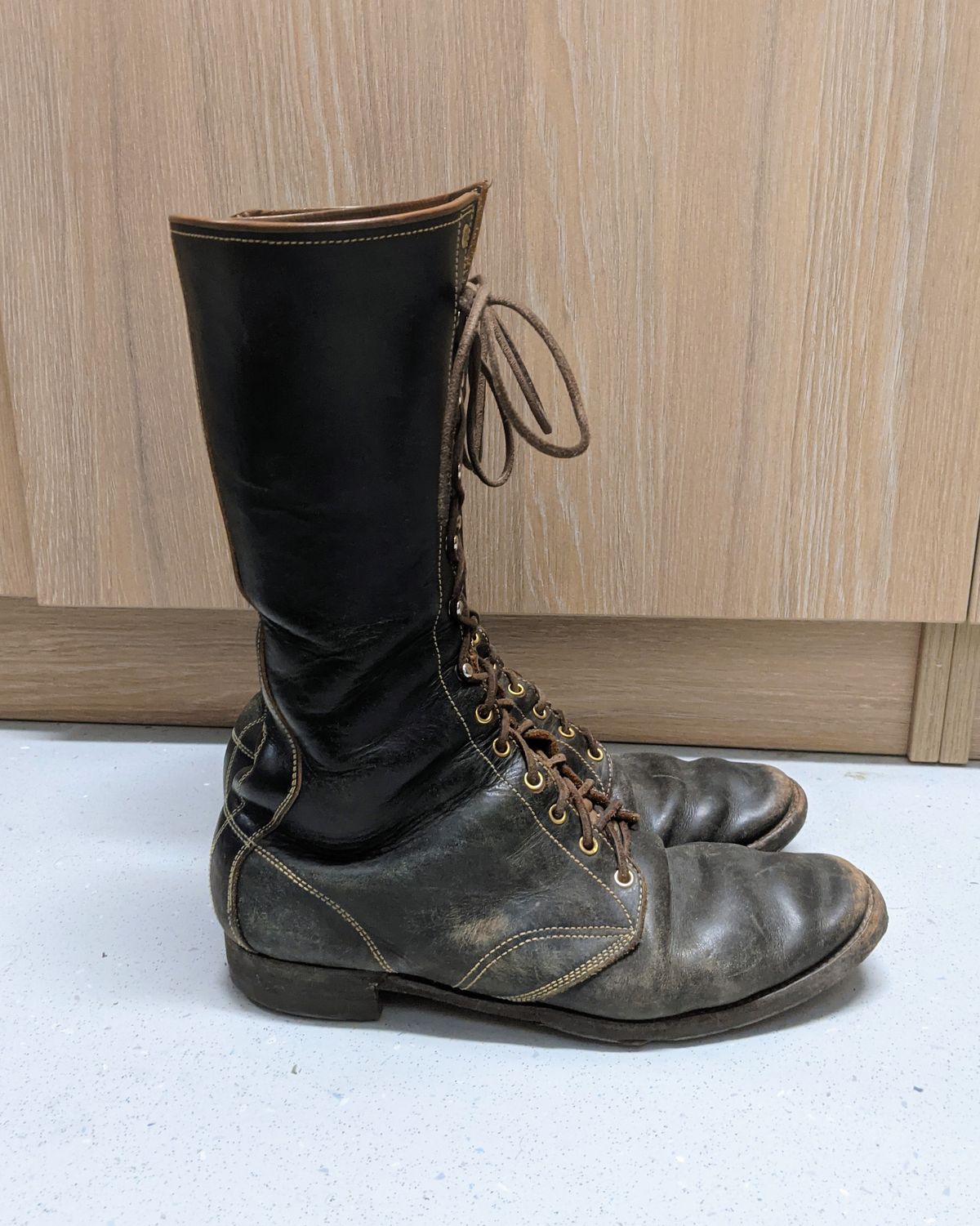 Photo by amvoith on November 1, 2025 of the Clinch Hi-Liner in Wickett & Craig Black-Overdyed Latigo.