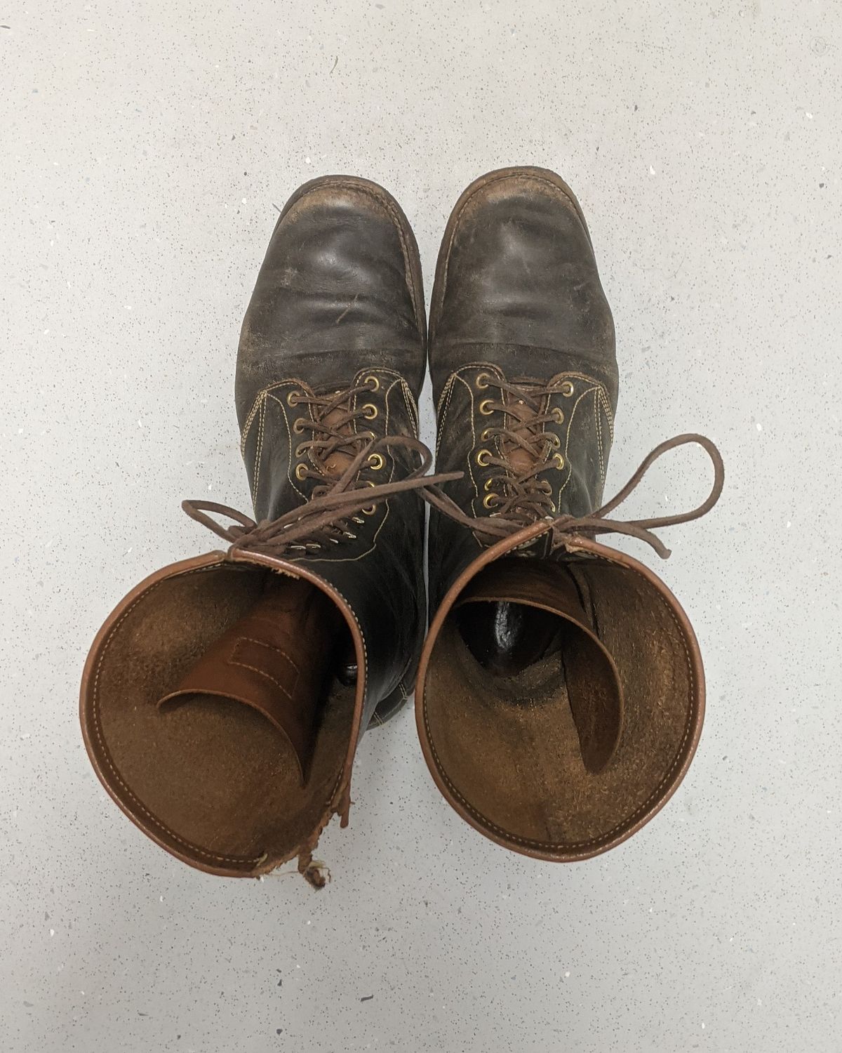 Photo by amvoith on November 1, 2025 of the Clinch Hi-Liner in Wickett & Craig Black-Overdyed Latigo.