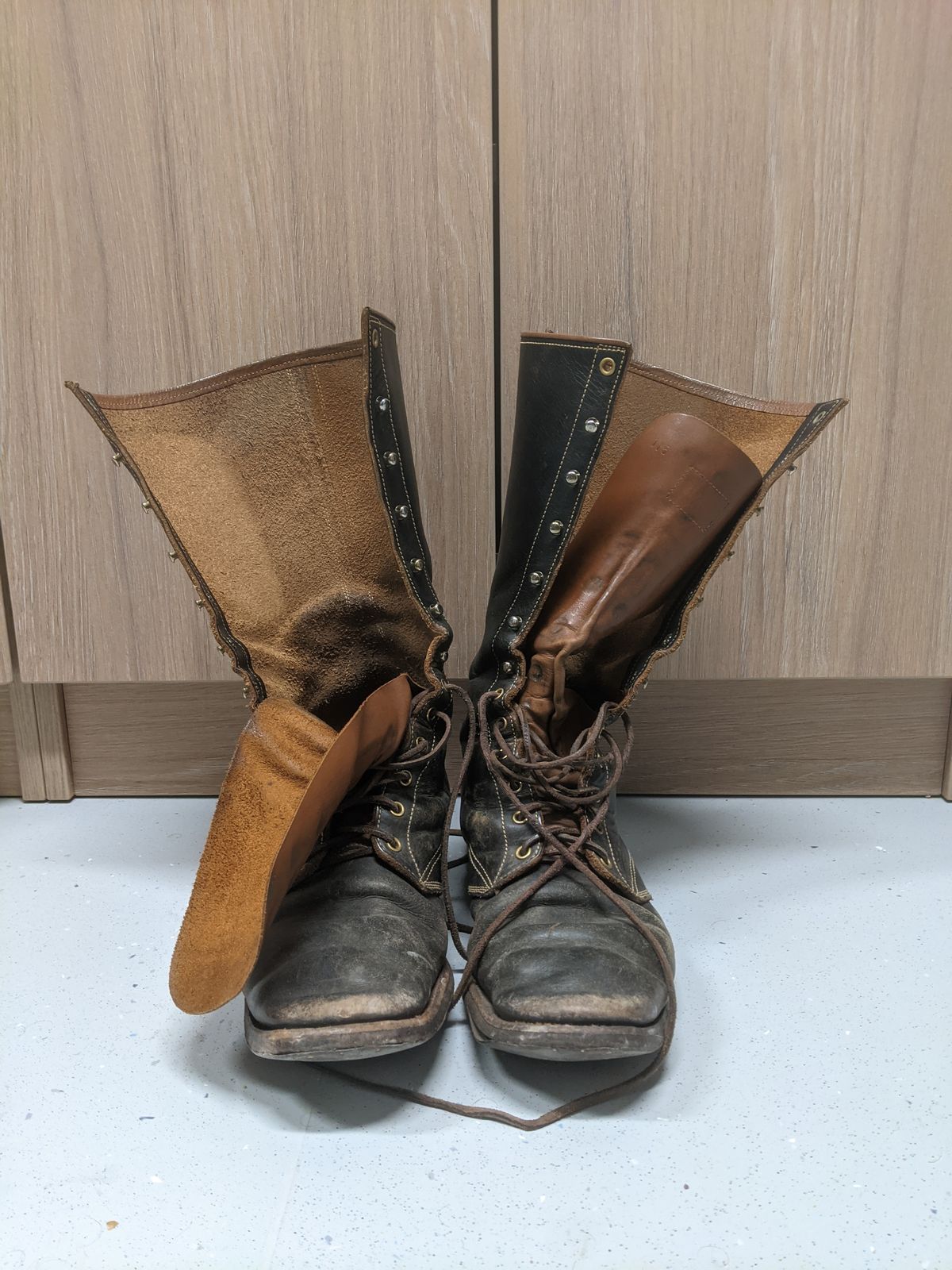 Photo by amvoith on November 29, 2025 of the Clinch Hi-Liner in Wickett & Craig Black-Overdyed Latigo.