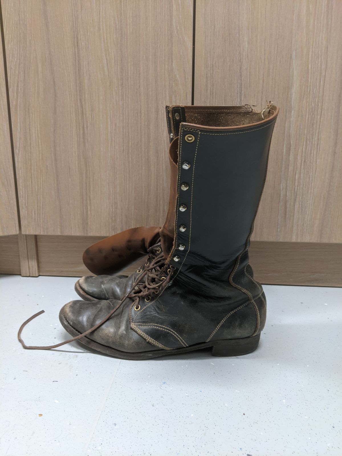 Photo by amvoith on November 29, 2025 of the Clinch Hi-Liner in Wickett & Craig Black-Overdyed Latigo.