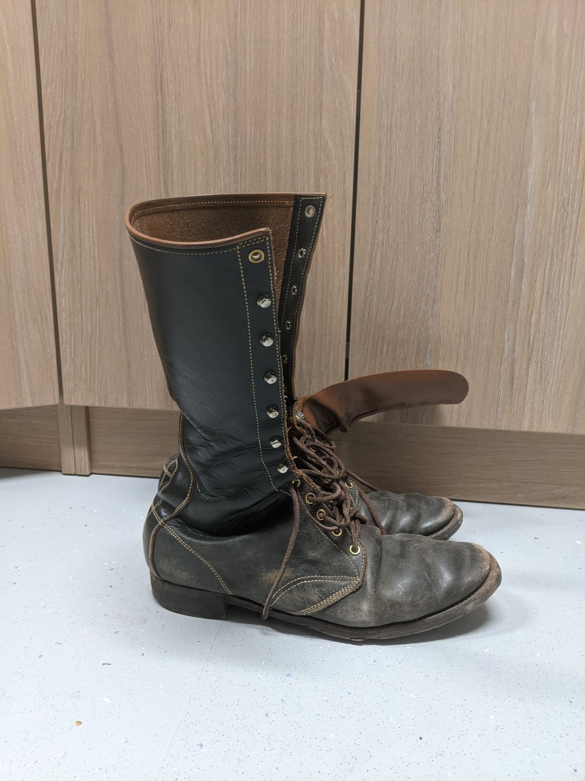 Photo by amvoith on November 29, 2025 of the Clinch Hi-Liner in Wickett & Craig Black-Overdyed Latigo.