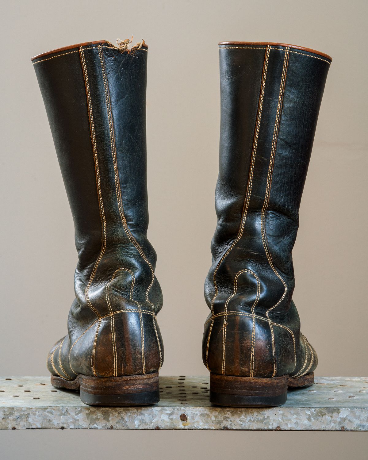 Photo by amvoith on January 3, 2026 of the Clinch Hi-Liner in Wickett & Craig Black-Overdyed Latigo.