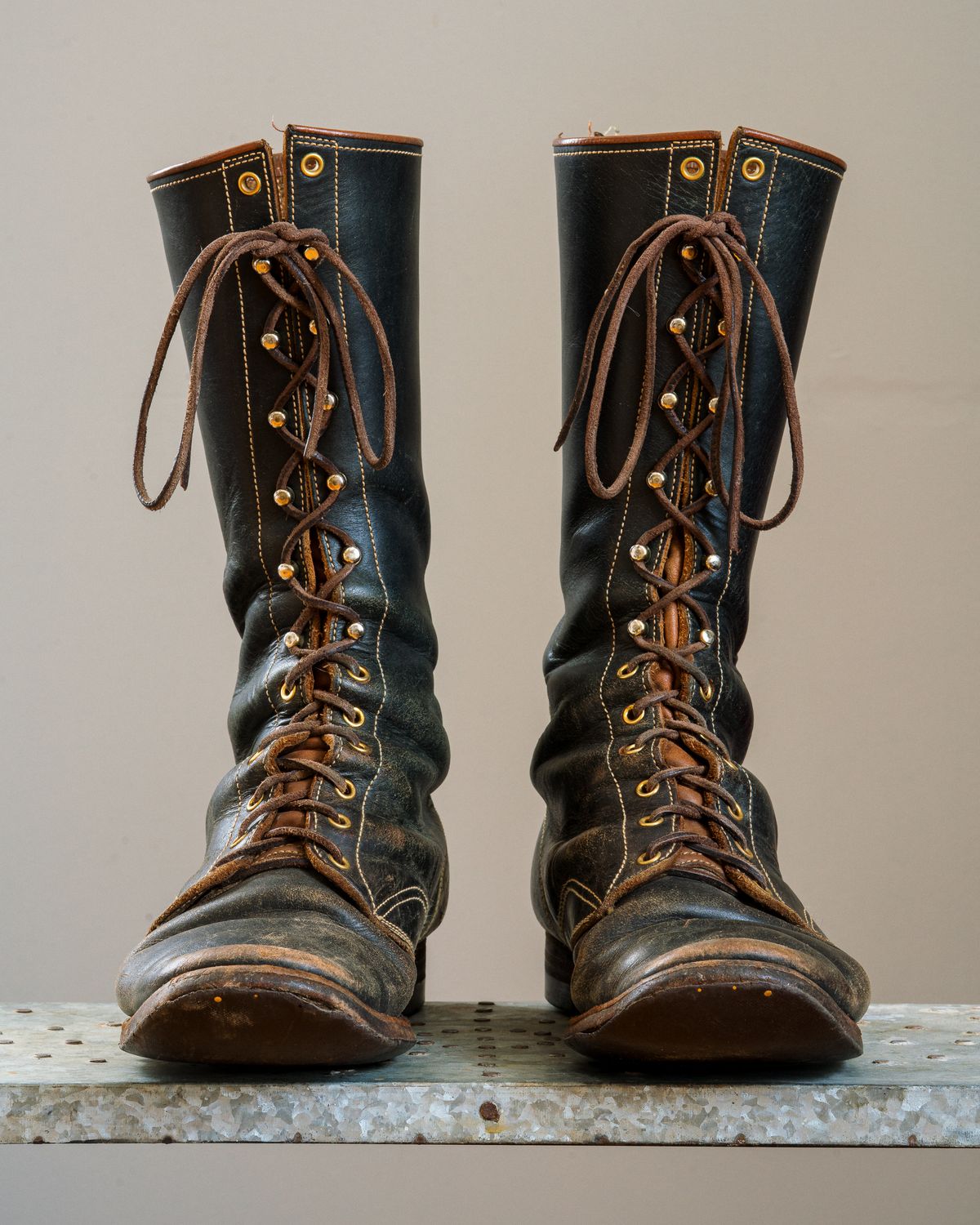 Photo by amvoith on January 3, 2026 of the Clinch Hi-Liner in Wickett & Craig Black-Overdyed Latigo.