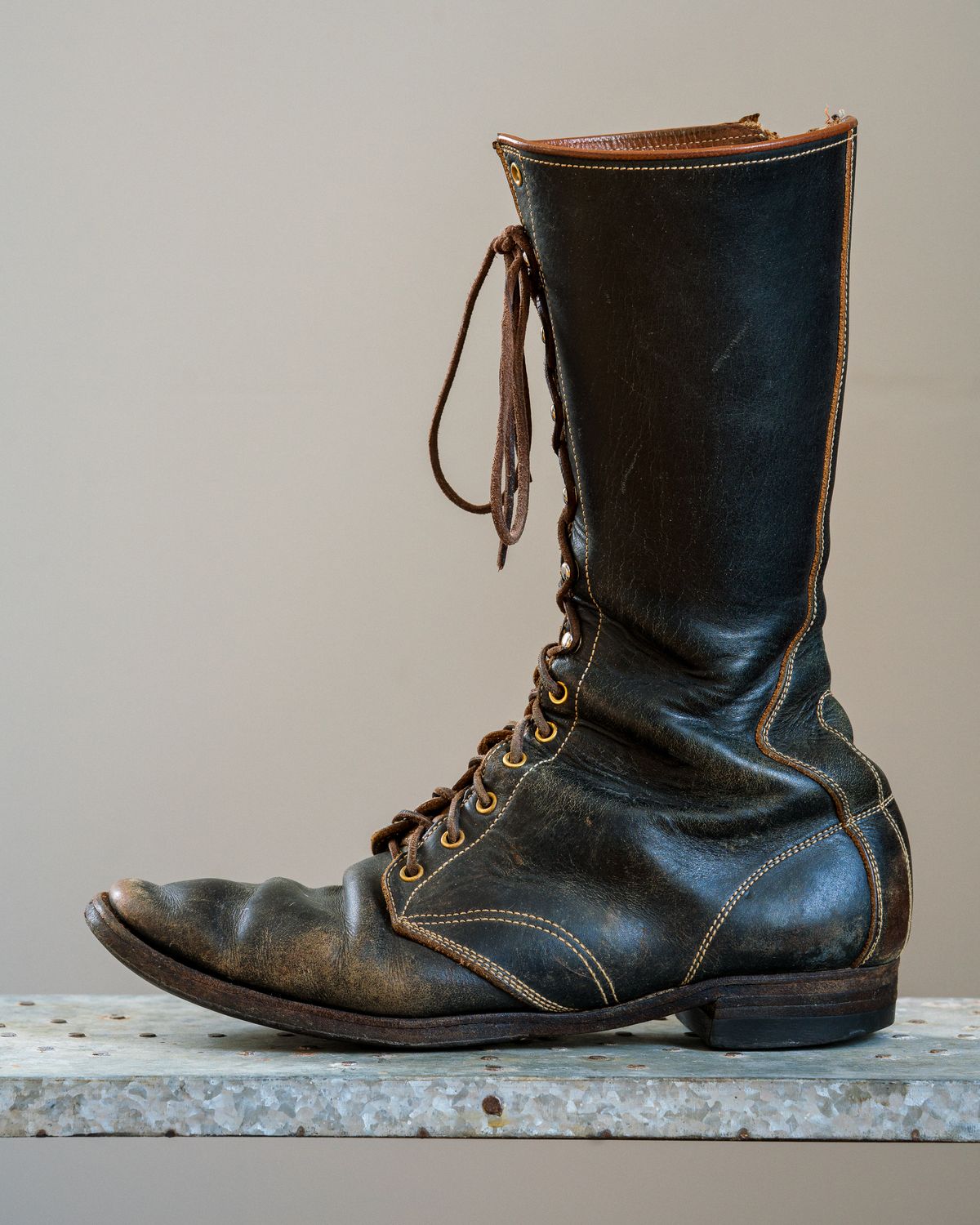 Photo by amvoith on January 3, 2026 of the Clinch Hi-Liner in Wickett & Craig Black-Overdyed Latigo.