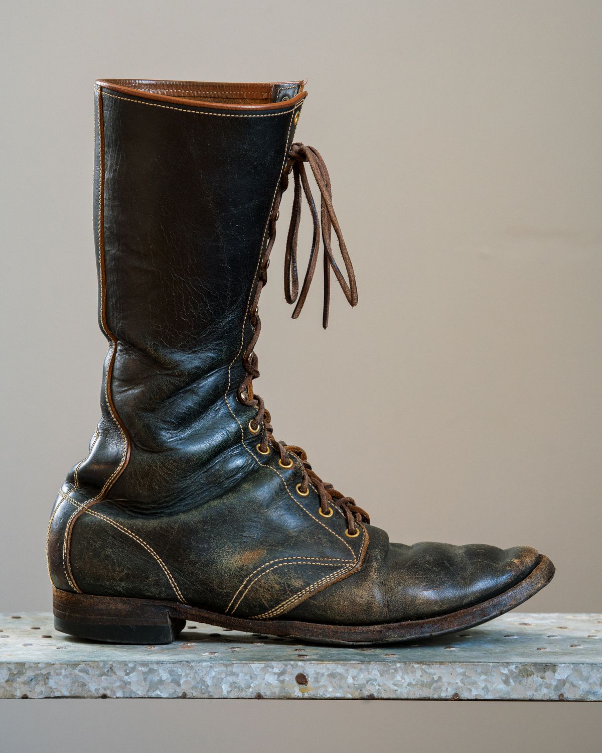 Photo by amvoith on January 3, 2026 of the Clinch Hi-Liner in Wickett & Craig Black-Overdyed Latigo.