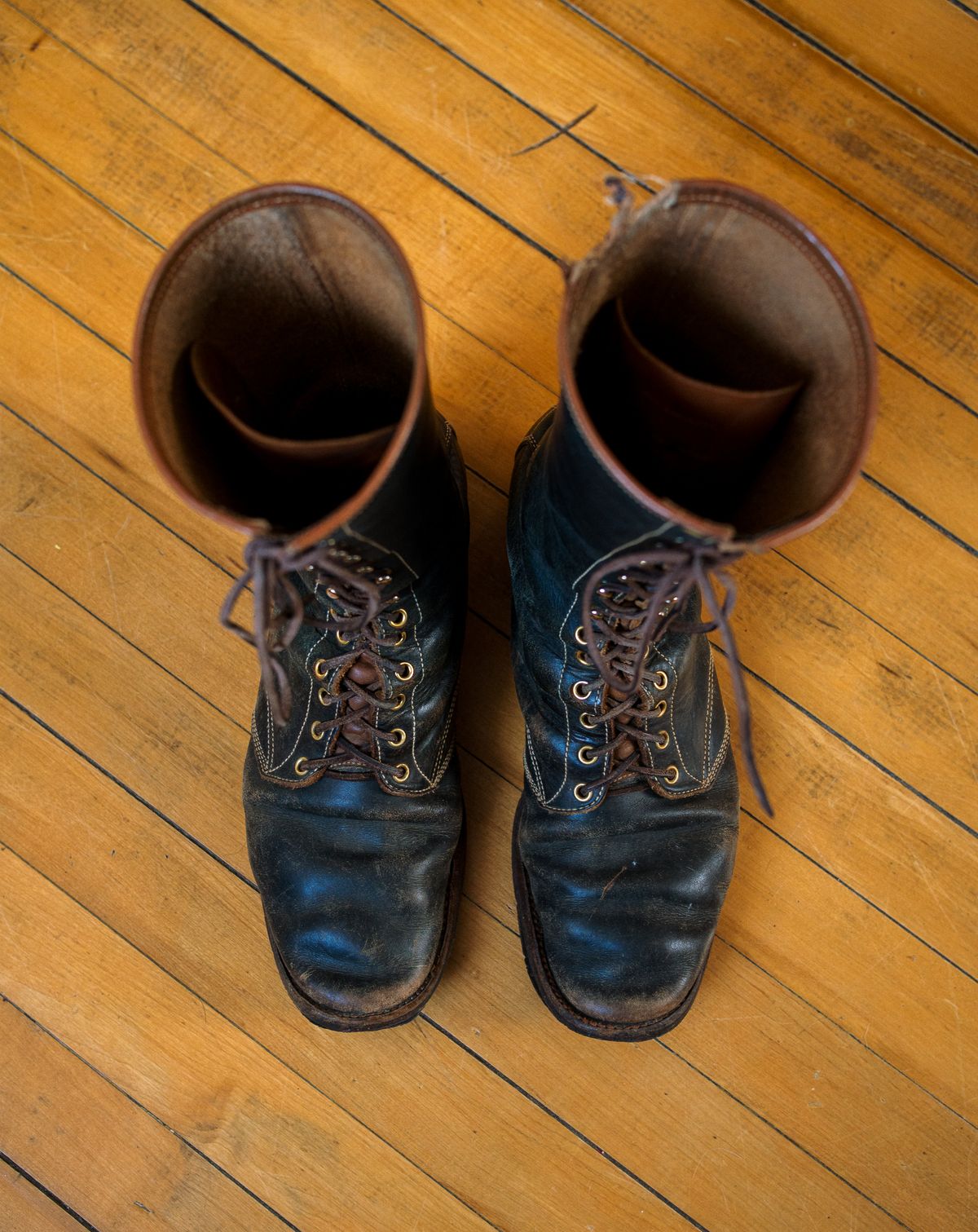 Photo by amvoith on January 3, 2026 of the Clinch Hi-Liner in Wickett & Craig Black-Overdyed Latigo.