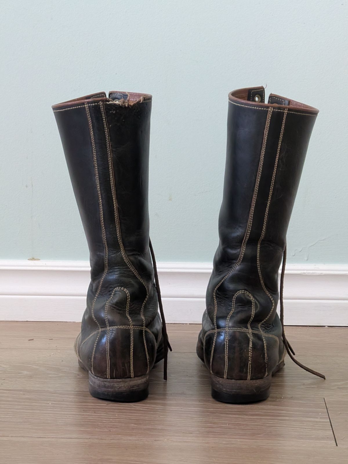 Photo by amvoith on February 1, 2026 of the Clinch Hi-Liner in Wickett & Craig Black-Overdyed Latigo.