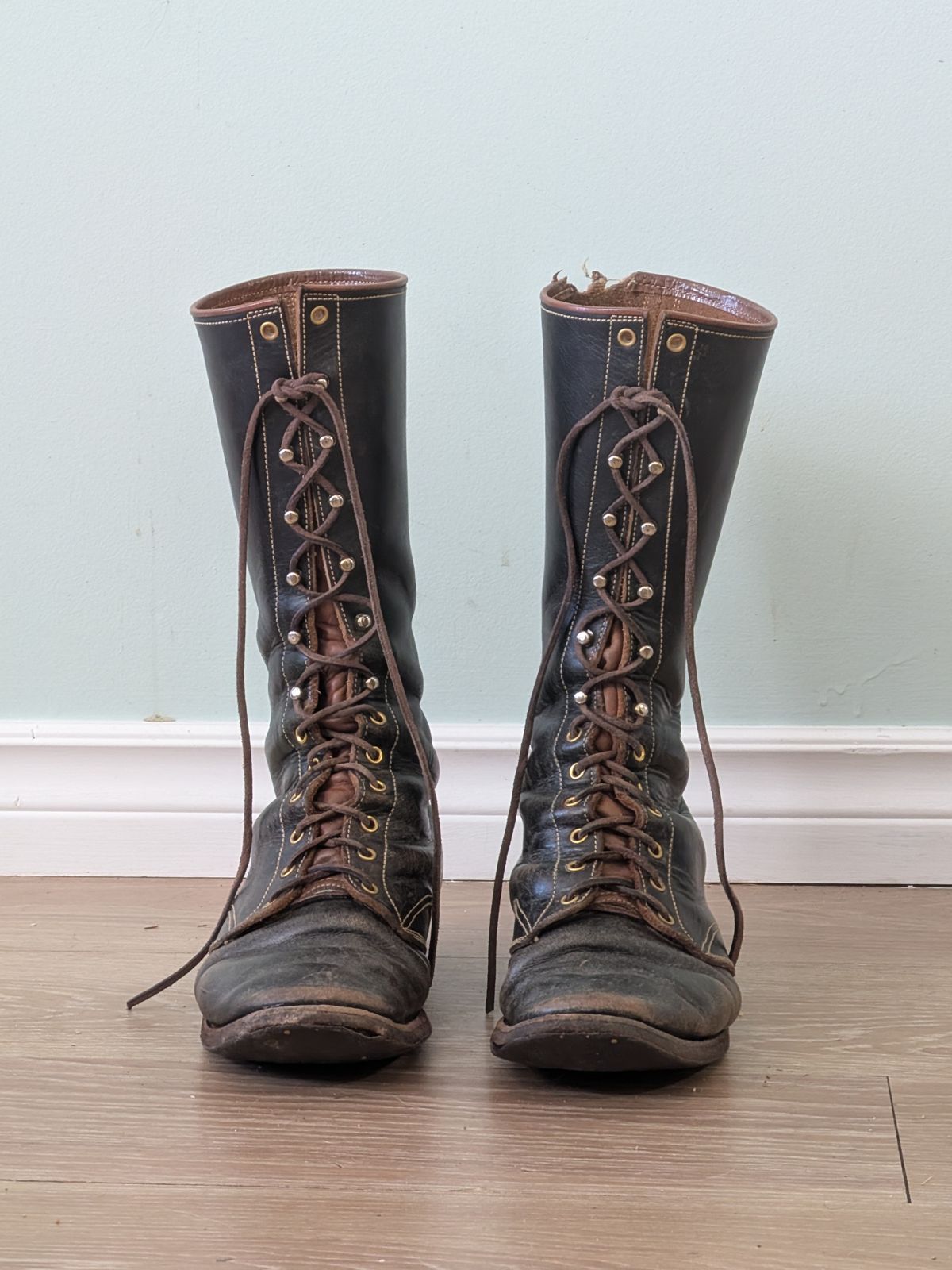 Photo by amvoith on February 1, 2026 of the Clinch Hi-Liner in Wickett & Craig Black-Overdyed Latigo.