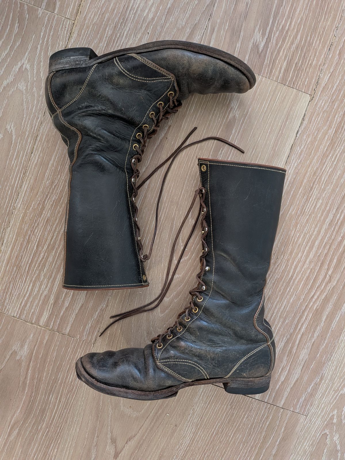 Photo by amvoith on February 1, 2026 of the Clinch Hi-Liner in Wickett & Craig Black-Overdyed Latigo.