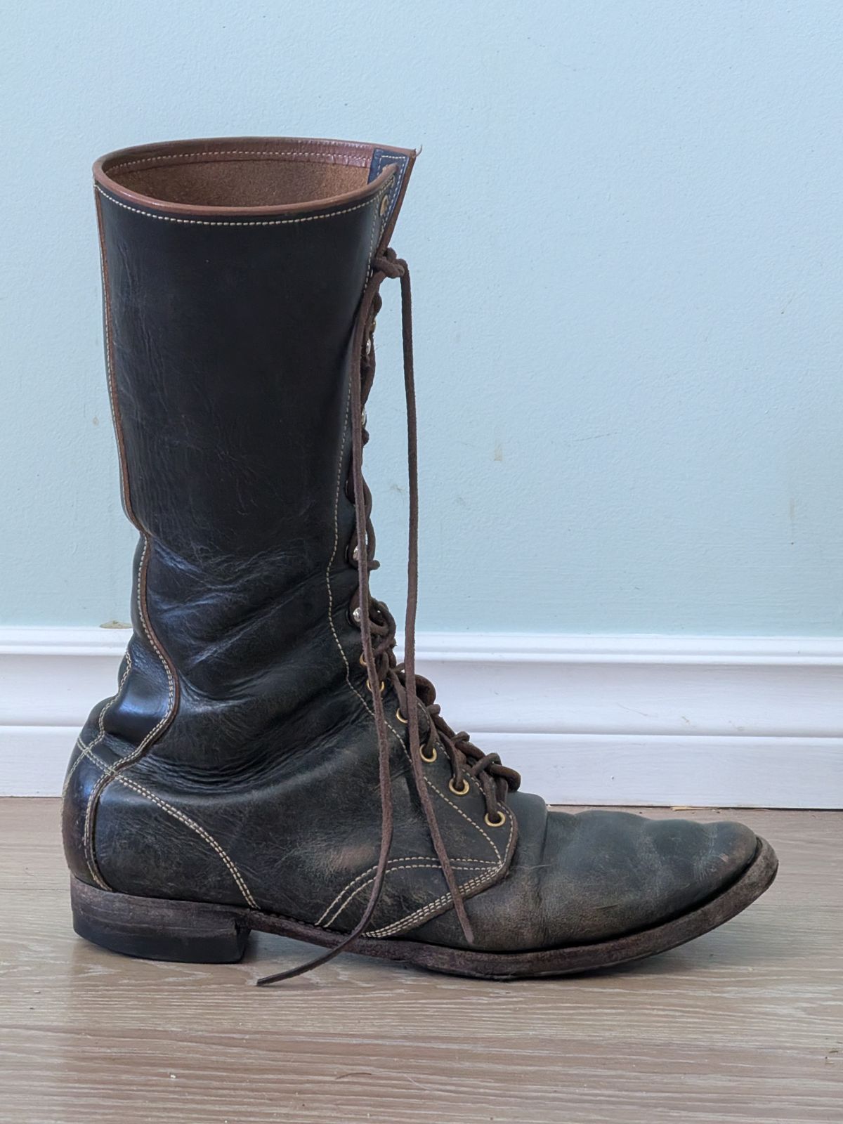 Photo by amvoith on February 1, 2026 of the Clinch Hi-Liner in Wickett & Craig Black-Overdyed Latigo.