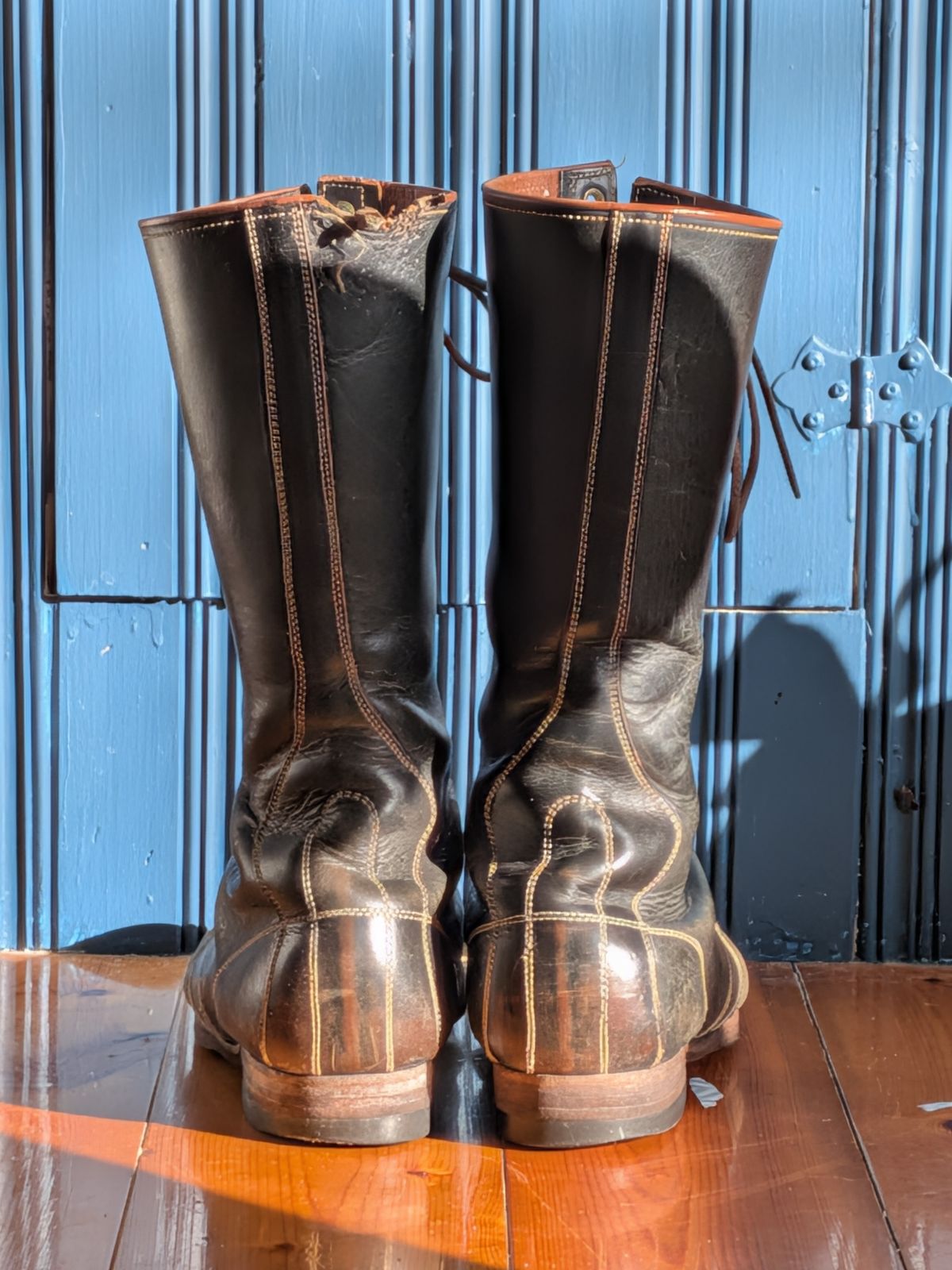 Photo by amvoith on March 1, 2026 of the Clinch Hi-Liner in Wickett & Craig Black-Overdyed Latigo.