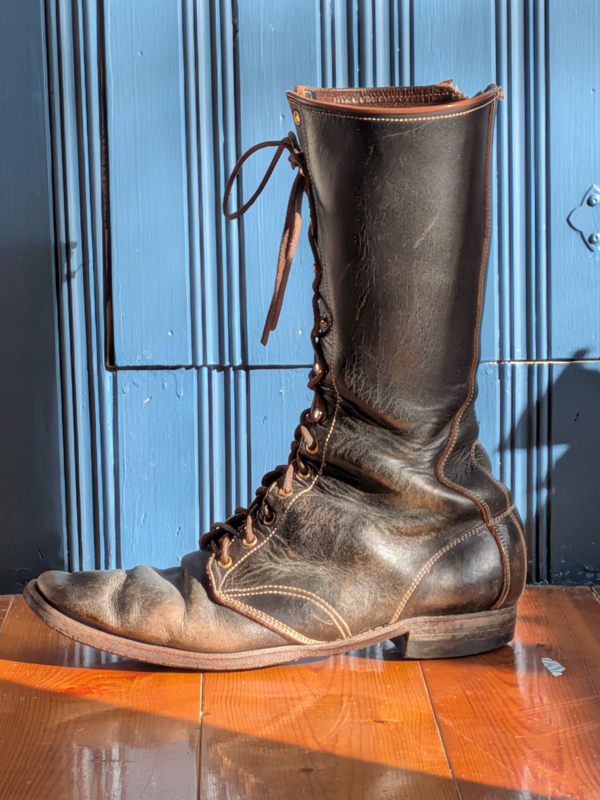 Photo by amvoith on March 1, 2026 of the Clinch Hi-Liner in Wickett & Craig Black-Overdyed Latigo.