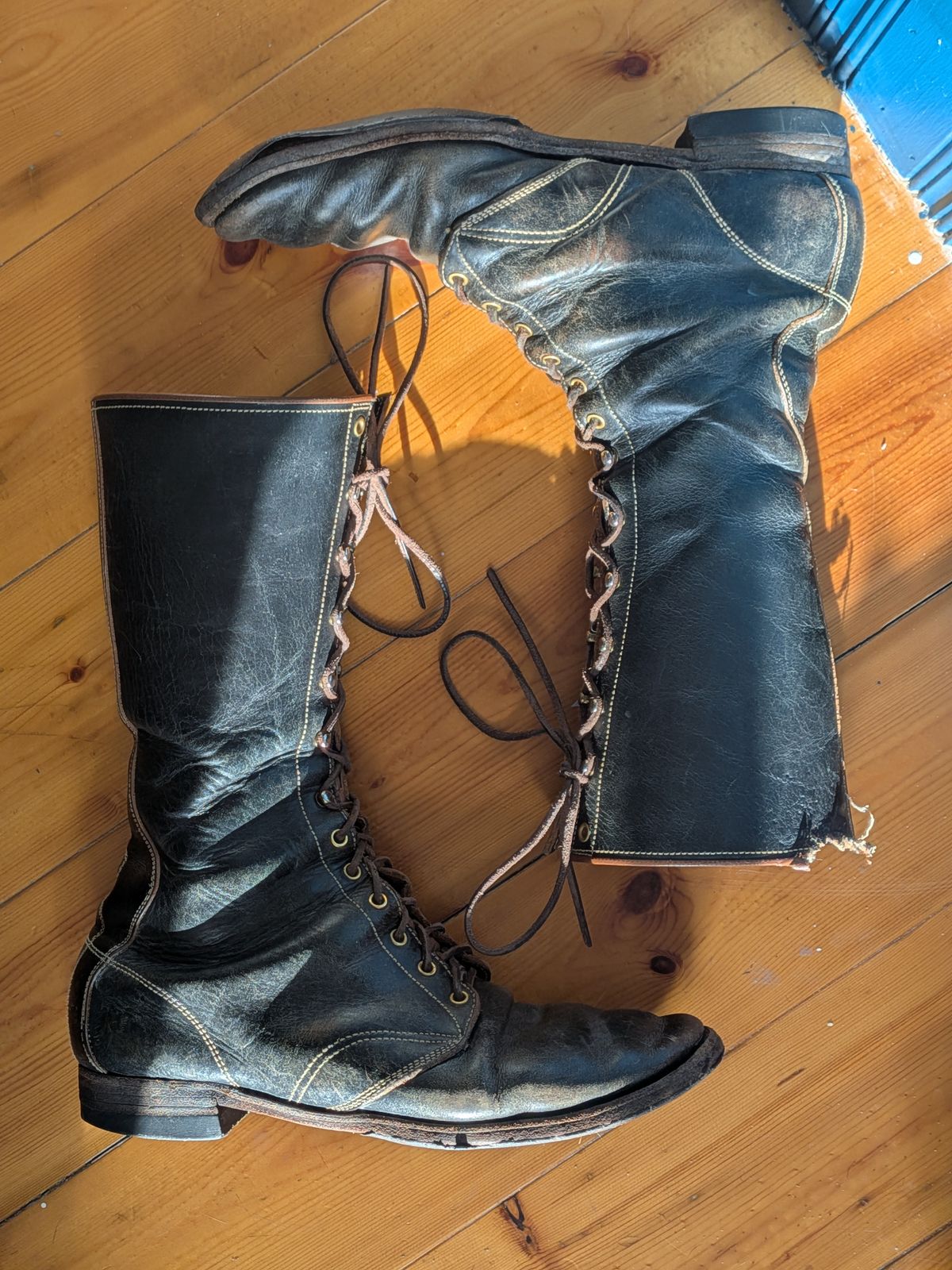 Photo by amvoith on March 1, 2026 of the Clinch Hi-Liner in Wickett & Craig Black-Overdyed Latigo.