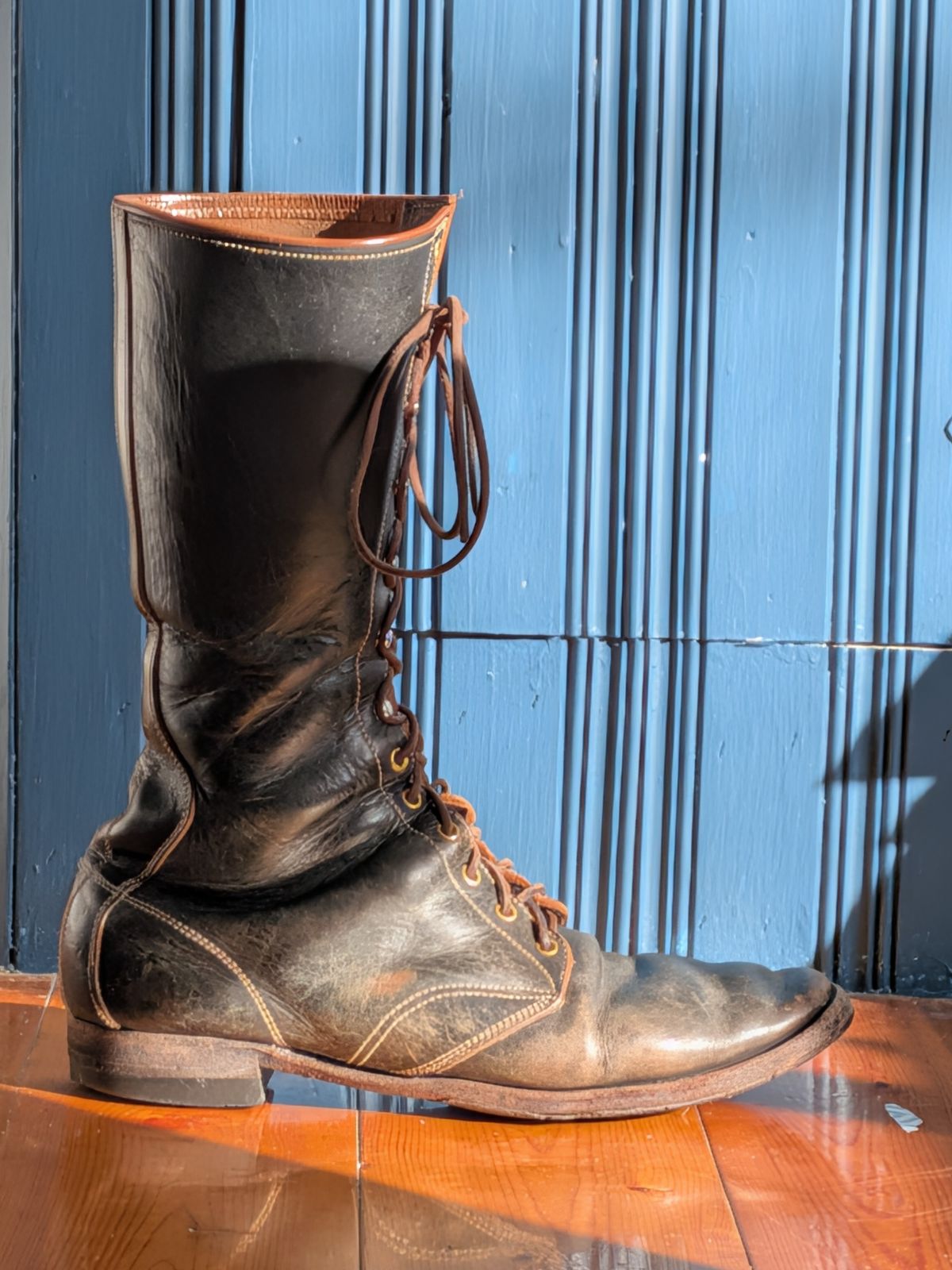 Photo by amvoith on March 1, 2026 of the Clinch Hi-Liner in Wickett & Craig Black-Overdyed Latigo.