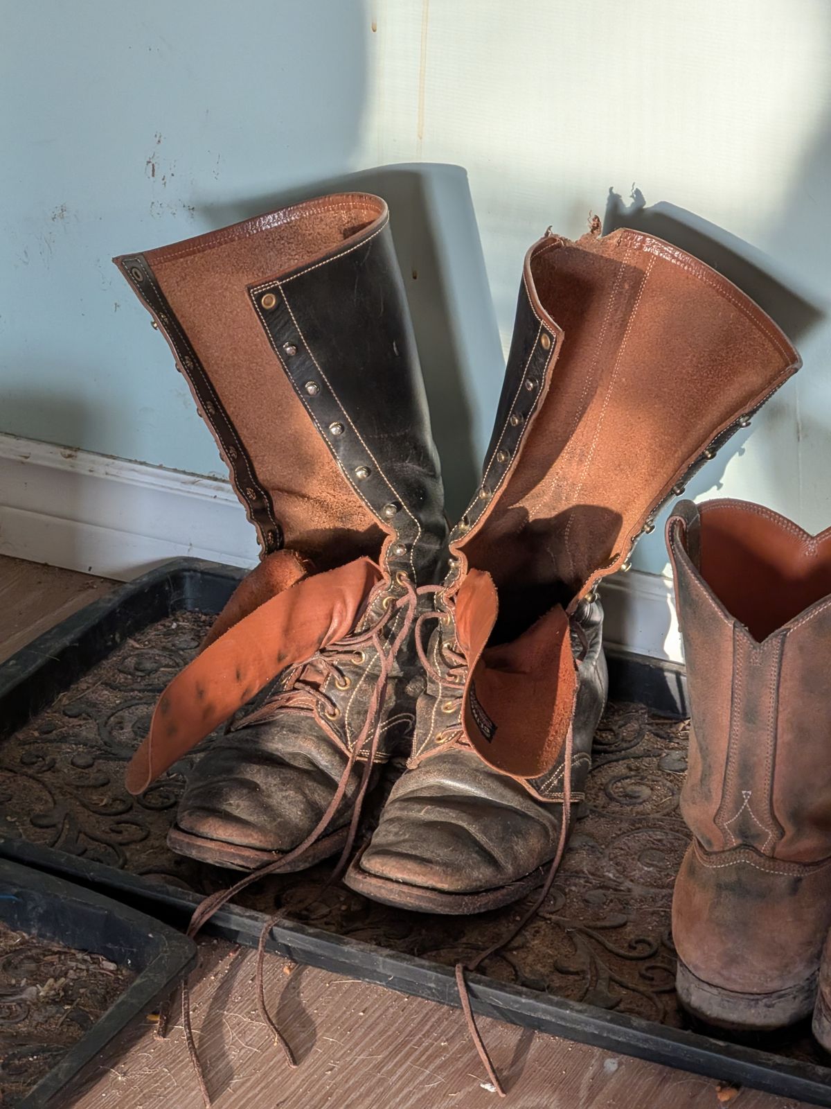 Photo by amvoith on March 27, 2026 of the Clinch Hi-Liner in Wickett & Craig Black-Overdyed Latigo.