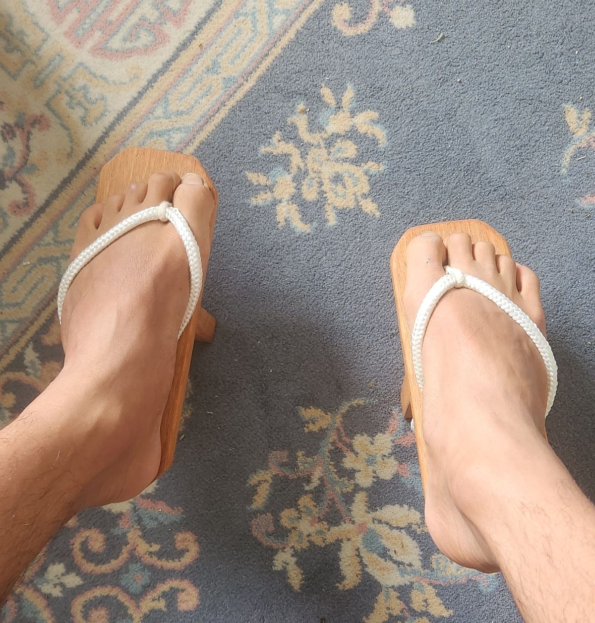 Photo by Blmader on April 3, 2026 of the Cogasaji Ippon-ba Geta in Meranti Wood (Non-leather).