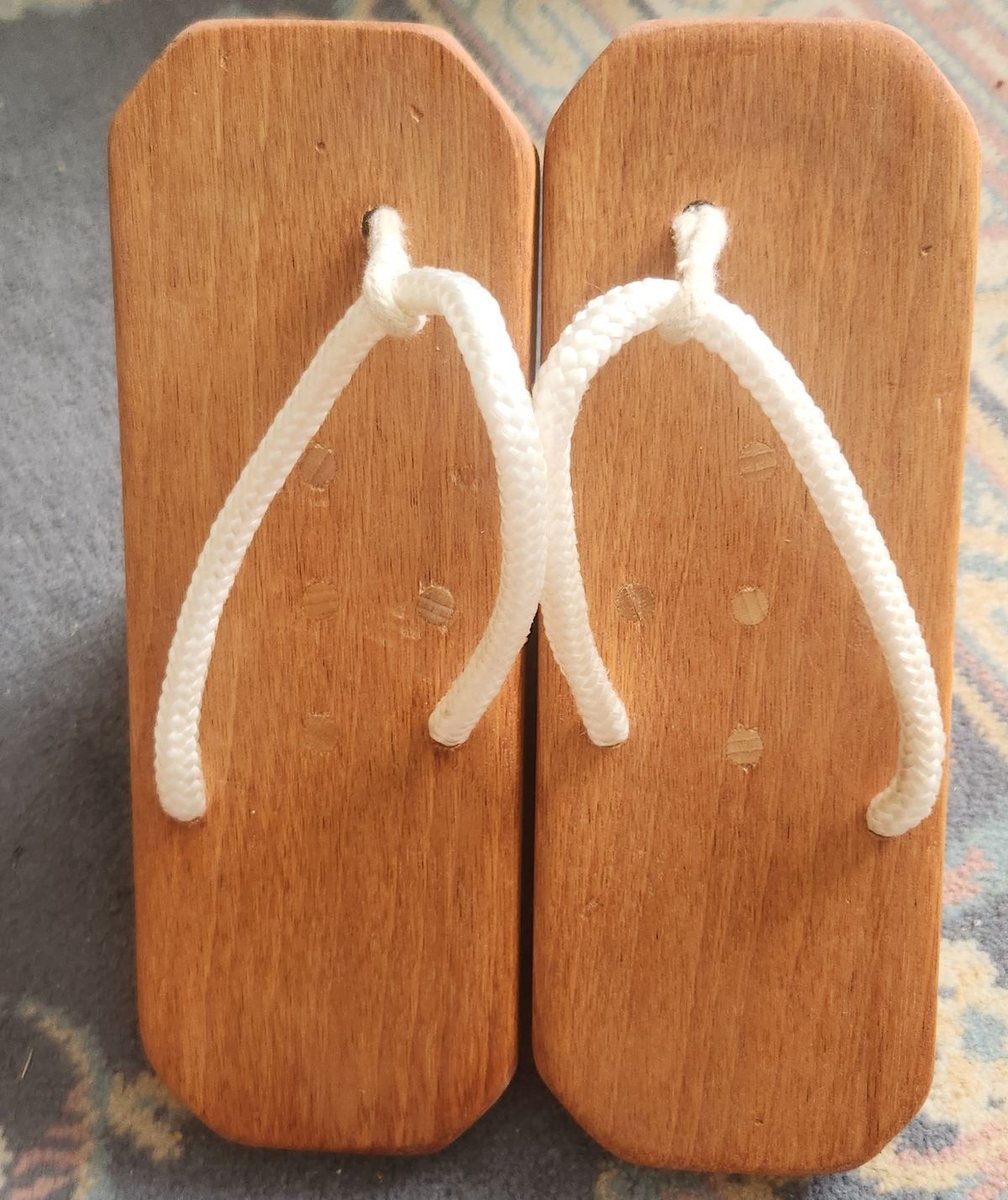 Photo by Blmader on April 3, 2026 of the Cogasaji Ippon-ba Geta in Meranti Wood (Non-leather).