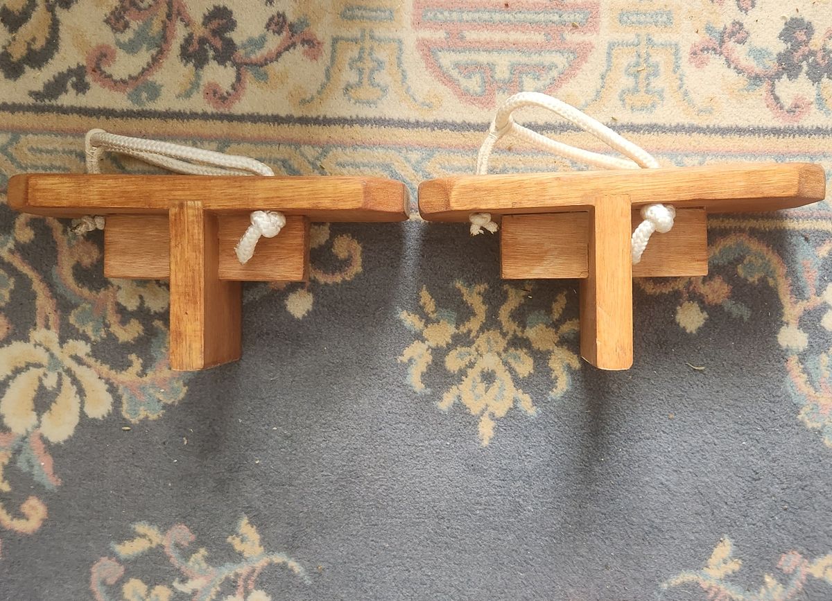 Photo by Blmader on April 3, 2026 of the Cogasaji Ippon-ba Geta in Meranti Wood (Non-leather).