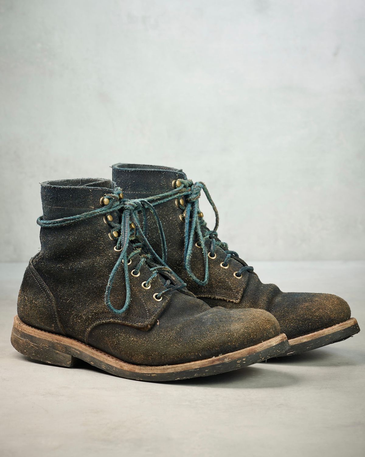 Photo by Brian_Lee on December 3, 2023 of the Oak Street Bootmakers Trench Boot in Horween Natural Indigo Chromexcel Roughout.