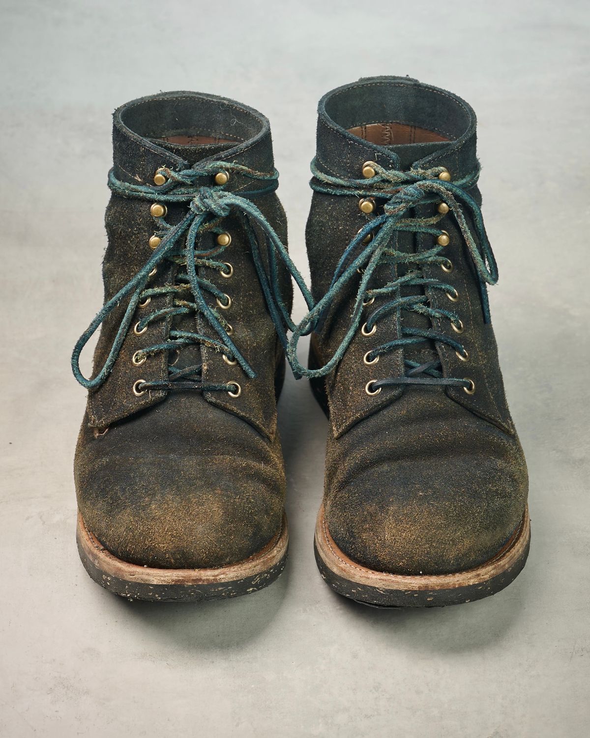Photo by Brian_Lee on December 3, 2023 of the Oak Street Bootmakers Trench Boot in Horween Natural Indigo Chromexcel Roughout.