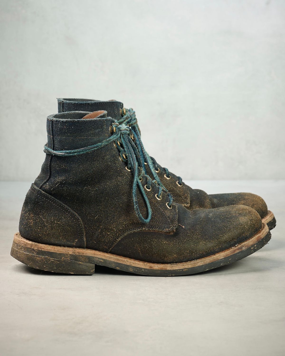 Photo by Brian_Lee on December 3, 2023 of the Oak Street Bootmakers Trench Boot in Horween Natural Indigo Chromexcel Roughout.