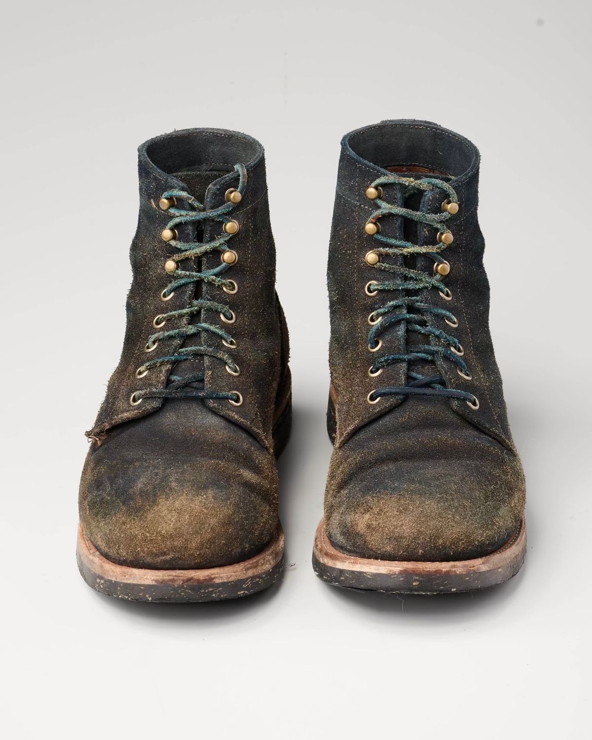 Photo by Brian_Lee on January 5, 2024 of the Oak Street Bootmakers Trench Boot in Horween Natural Indigo Chromexcel Roughout.