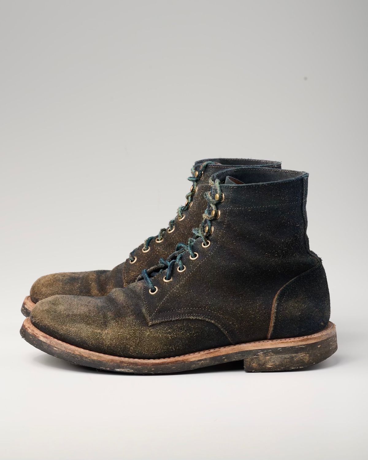 Photo by Brian_Lee on January 5, 2024 of the Oak Street Bootmakers Trench Boot in Horween Natural Indigo Chromexcel Roughout.