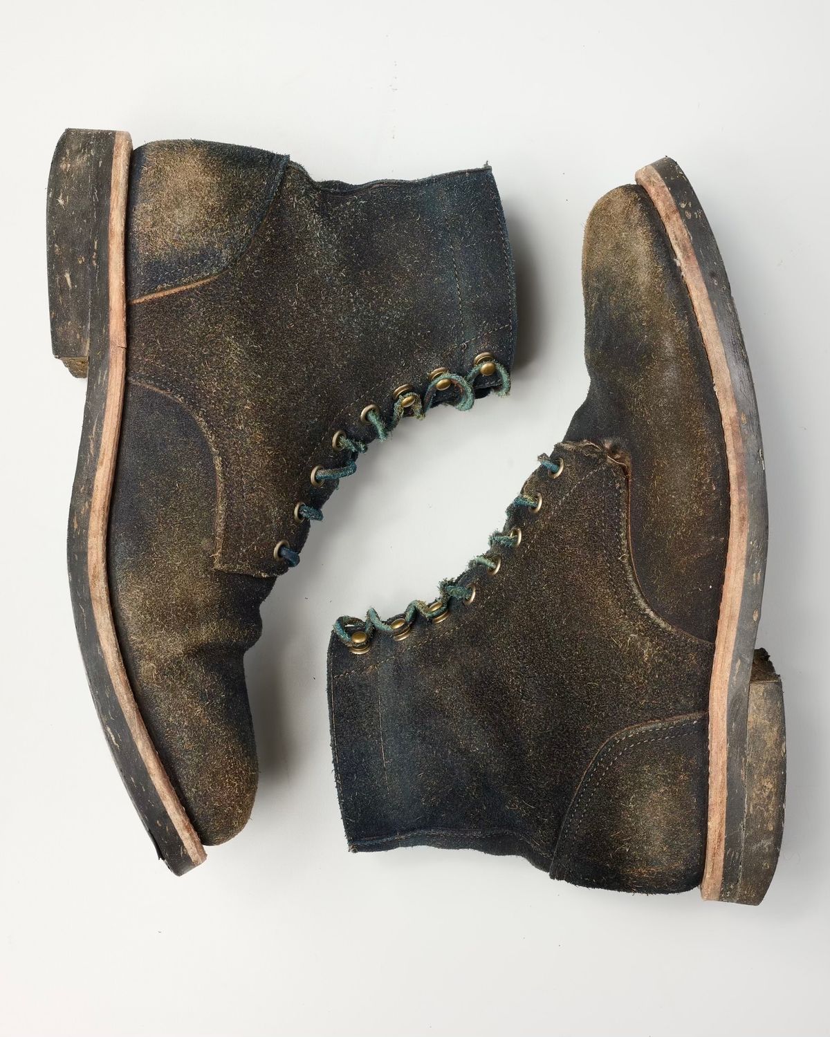 Photo by Brian_Lee on January 5, 2024 of the Oak Street Bootmakers Trench Boot in Horween Natural Indigo Chromexcel Roughout.