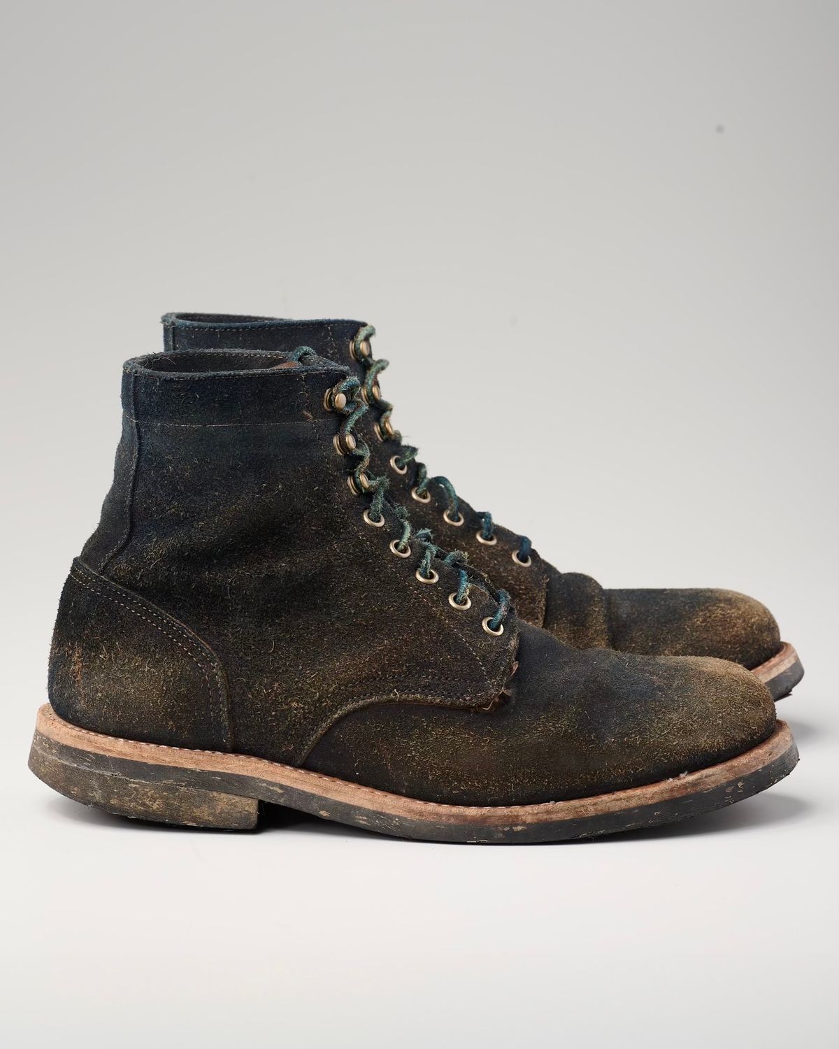 Photo by Brian_Lee on January 5, 2024 of the Oak Street Bootmakers Trench Boot in Horween Natural Indigo Chromexcel Roughout.