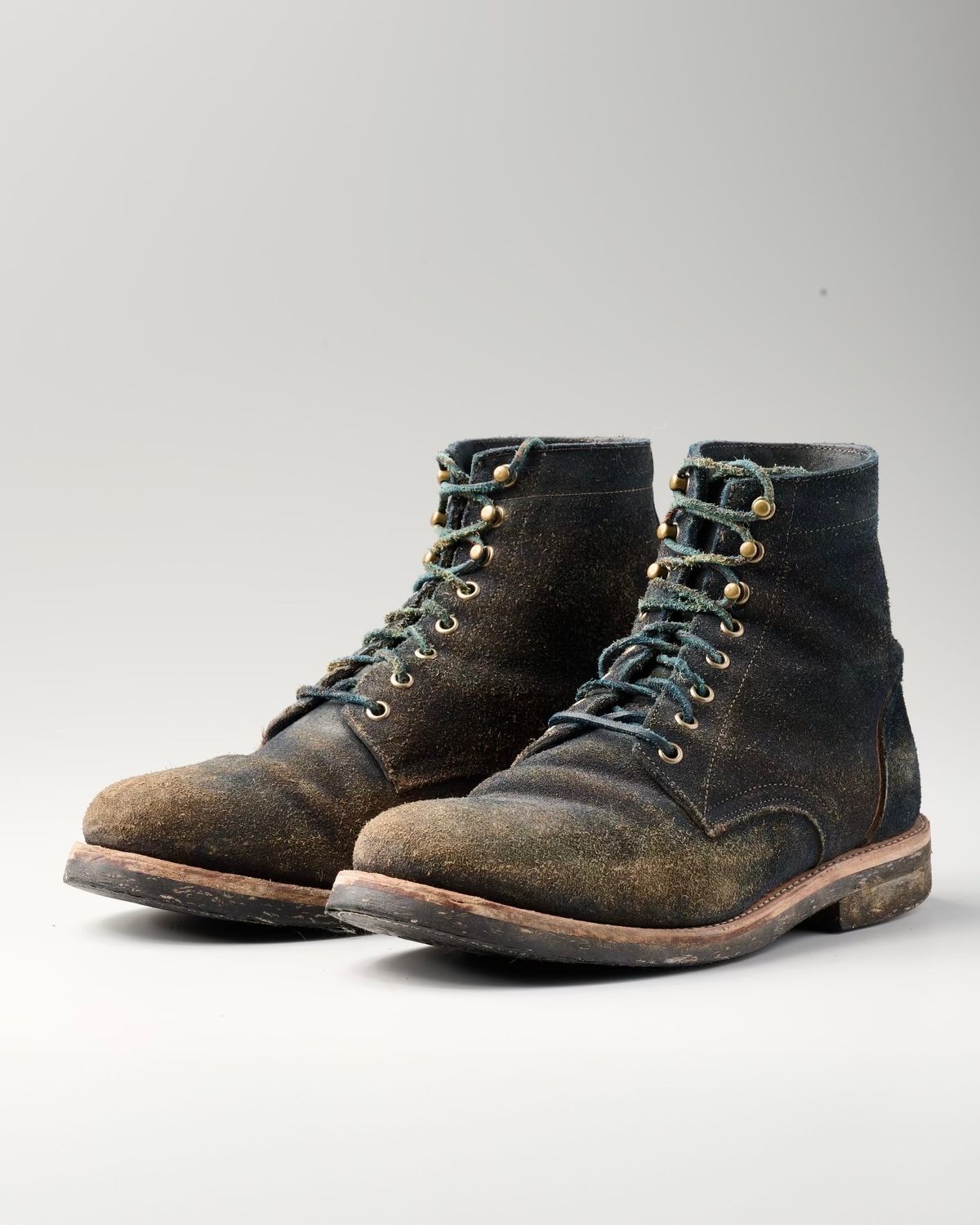 Photo by Brian_Lee on January 5, 2024 of the Oak Street Bootmakers Trench Boot in Horween Natural Indigo Chromexcel Roughout.