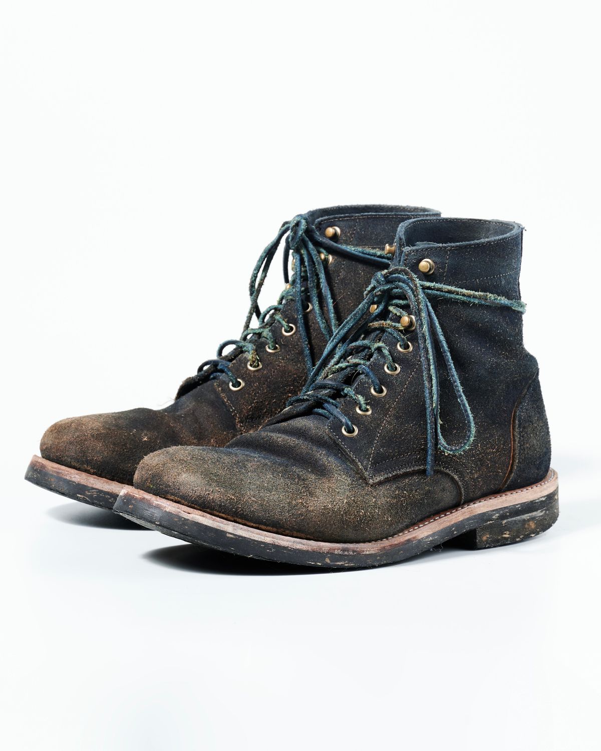 Photo by Brian_Lee on February 5, 2024 of the Oak Street Bootmakers Trench Boot in Horween Natural Indigo Chromexcel Roughout.