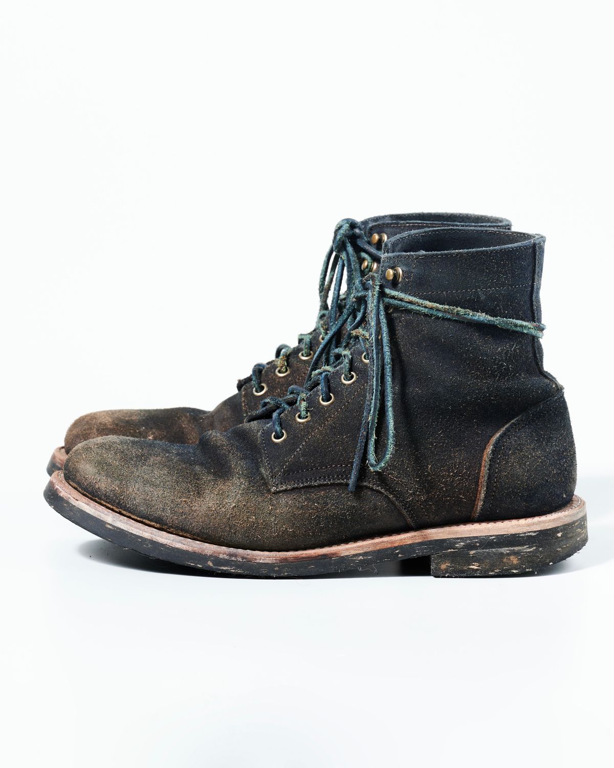 Photo by Brian_Lee on February 5, 2024 of the Oak Street Bootmakers Trench Boot in Horween Natural Indigo Chromexcel Roughout.