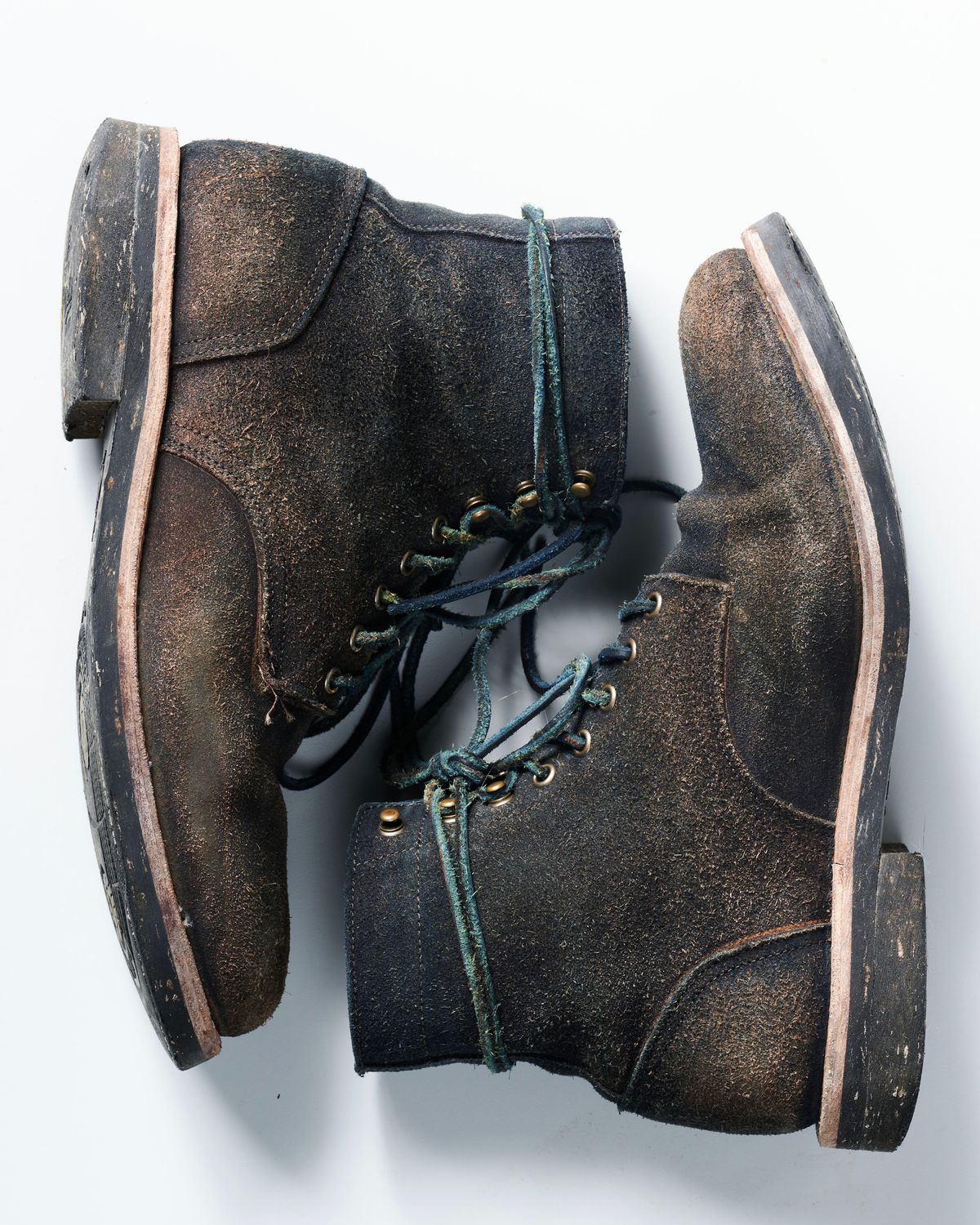 Photo by Brian_Lee on February 5, 2024 of the Oak Street Bootmakers Trench Boot in Horween Natural Indigo Chromexcel Roughout.