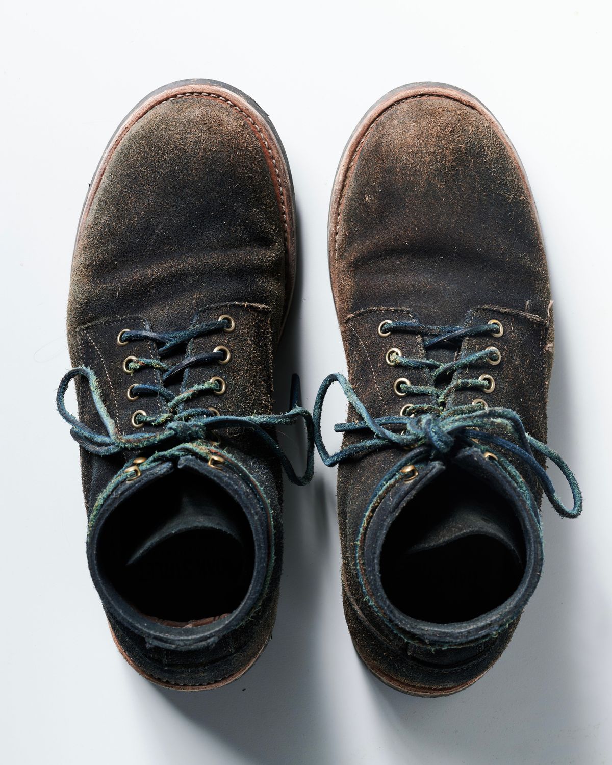 Photo by Brian_Lee on February 5, 2024 of the Oak Street Bootmakers Trench Boot in Horween Natural Indigo Chromexcel Roughout.