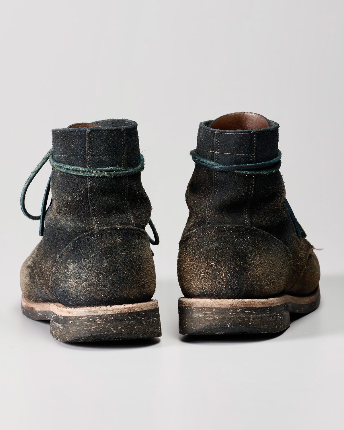 Photo by Brian_Lee on March 5, 2024 of the Oak Street Bootmakers Trench Boot in Horween Natural Indigo Chromexcel Roughout.