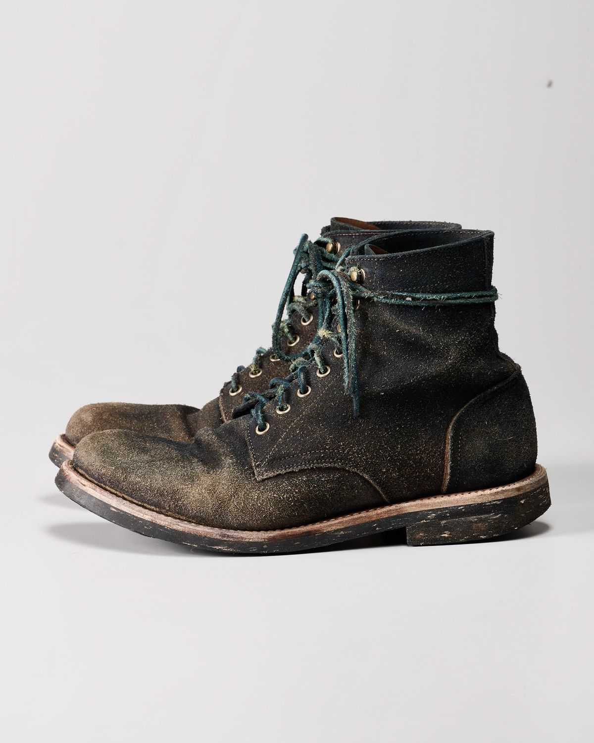 Photo by Brian_Lee on March 5, 2024 of the Oak Street Bootmakers Trench Boot in Horween Natural Indigo Chromexcel Roughout.