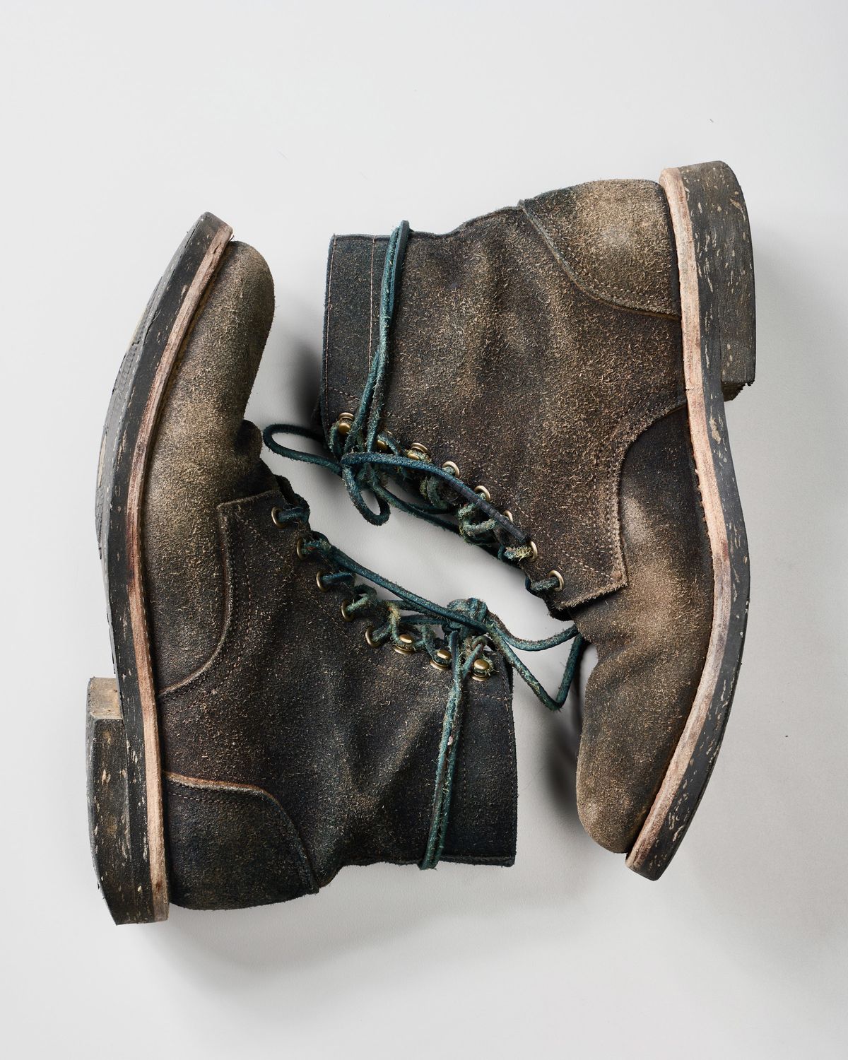 Photo by Brian_Lee on March 5, 2024 of the Oak Street Bootmakers Trench Boot in Horween Natural Indigo Chromexcel Roughout.