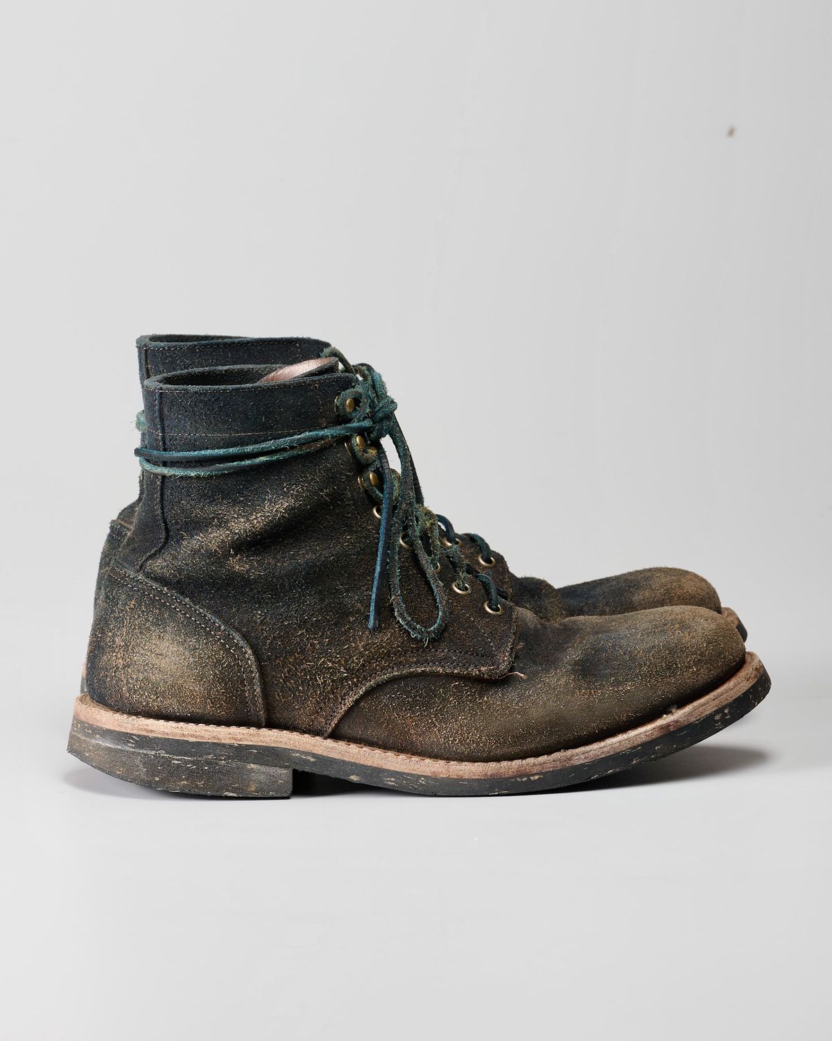 Photo by Brian_Lee on March 5, 2024 of the Oak Street Bootmakers Trench Boot in Horween Natural Indigo Chromexcel Roughout.