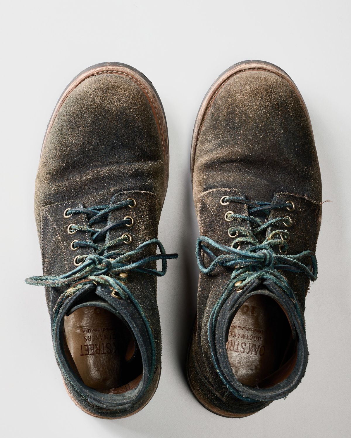 Photo by Brian_Lee on March 5, 2024 of the Oak Street Bootmakers Trench Boot in Horween Natural Indigo Chromexcel Roughout.